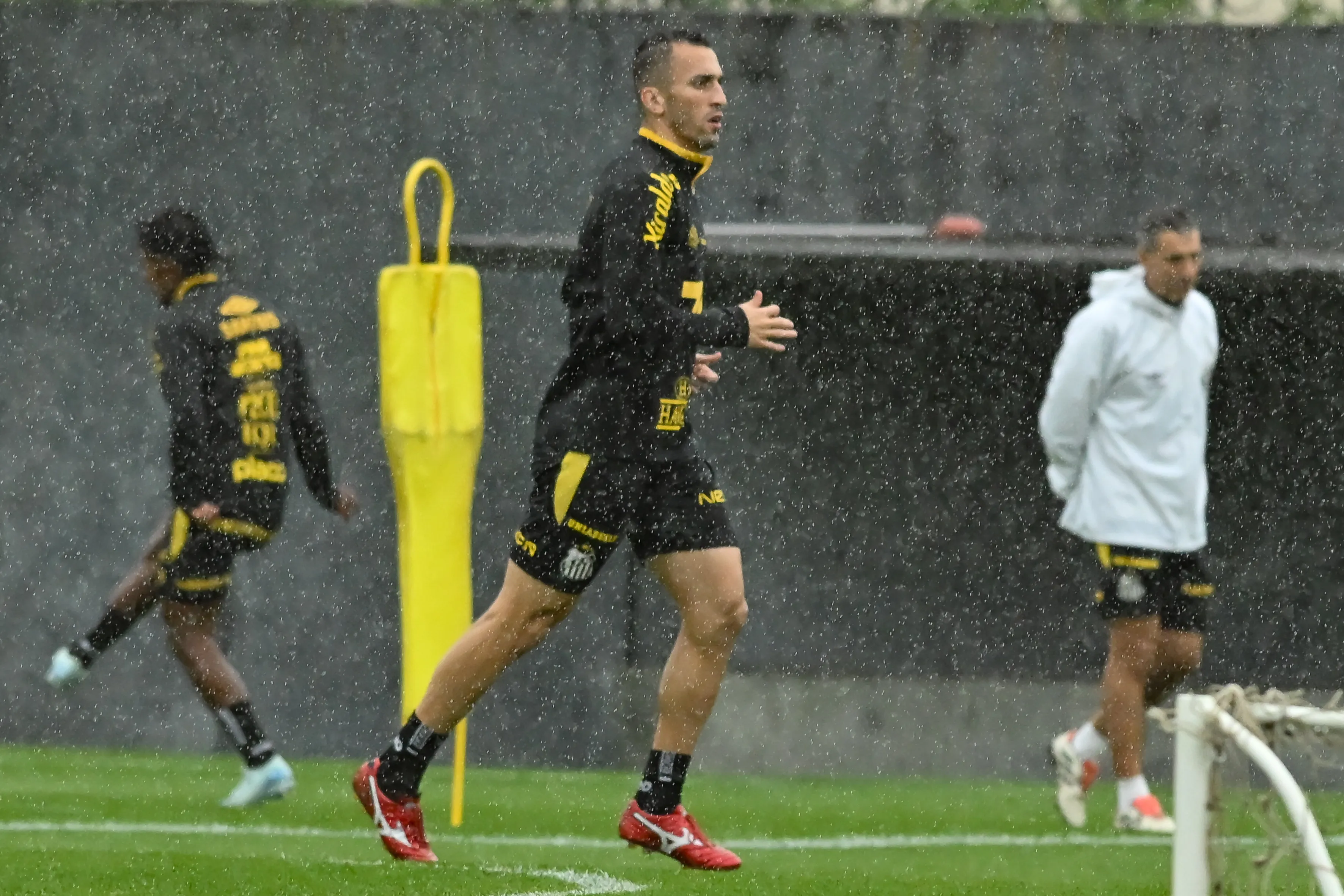 Joao Schimdt jogador do Santos durante treino no Centro de Treinamento CT Rei Pele – Foto: Jota Erre/AGIF