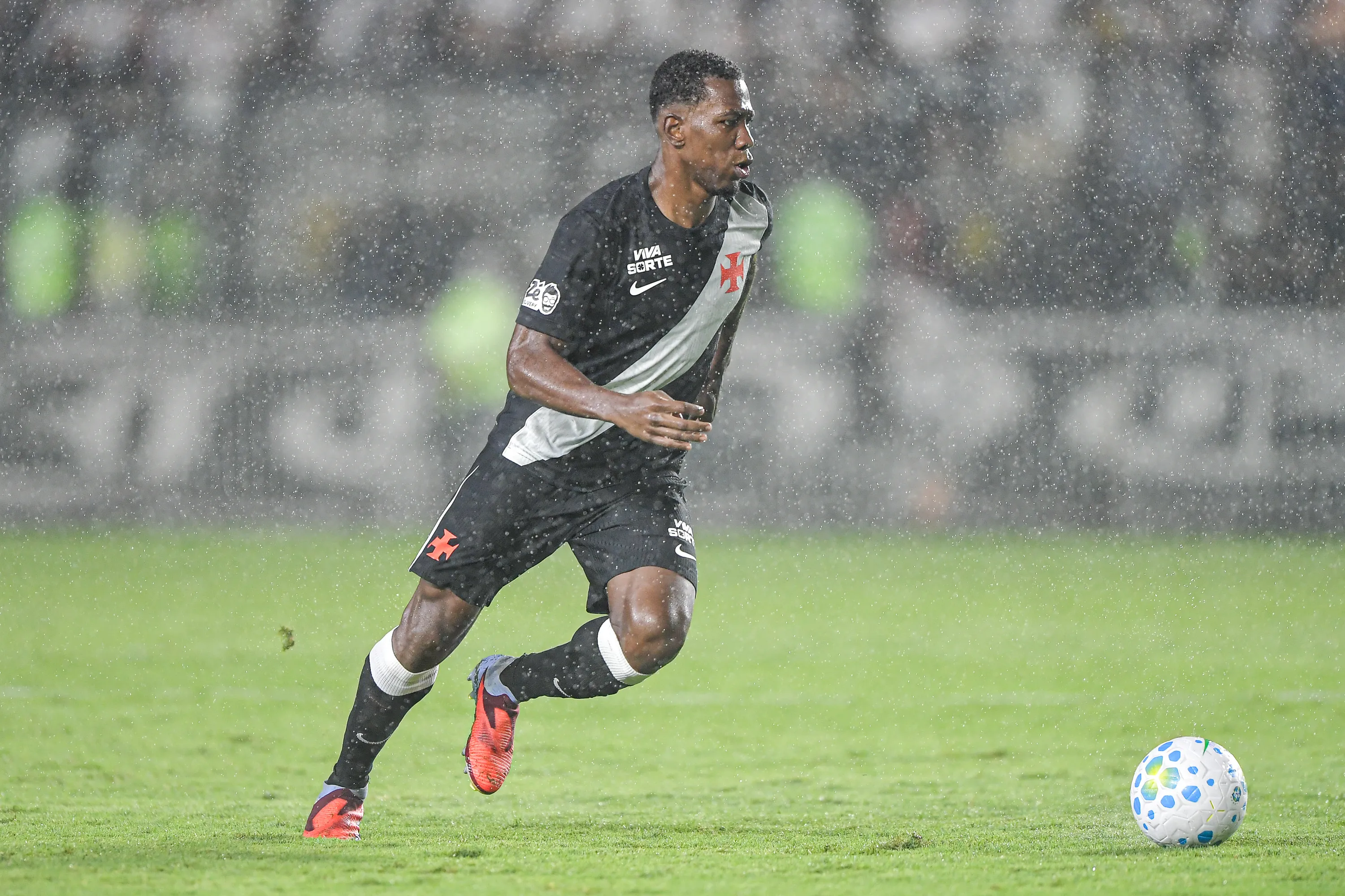 Carlos Cuesta desfalcará o Vasco contra o Palmeiras – Foto: Thiago Ribeiro/AGIF.