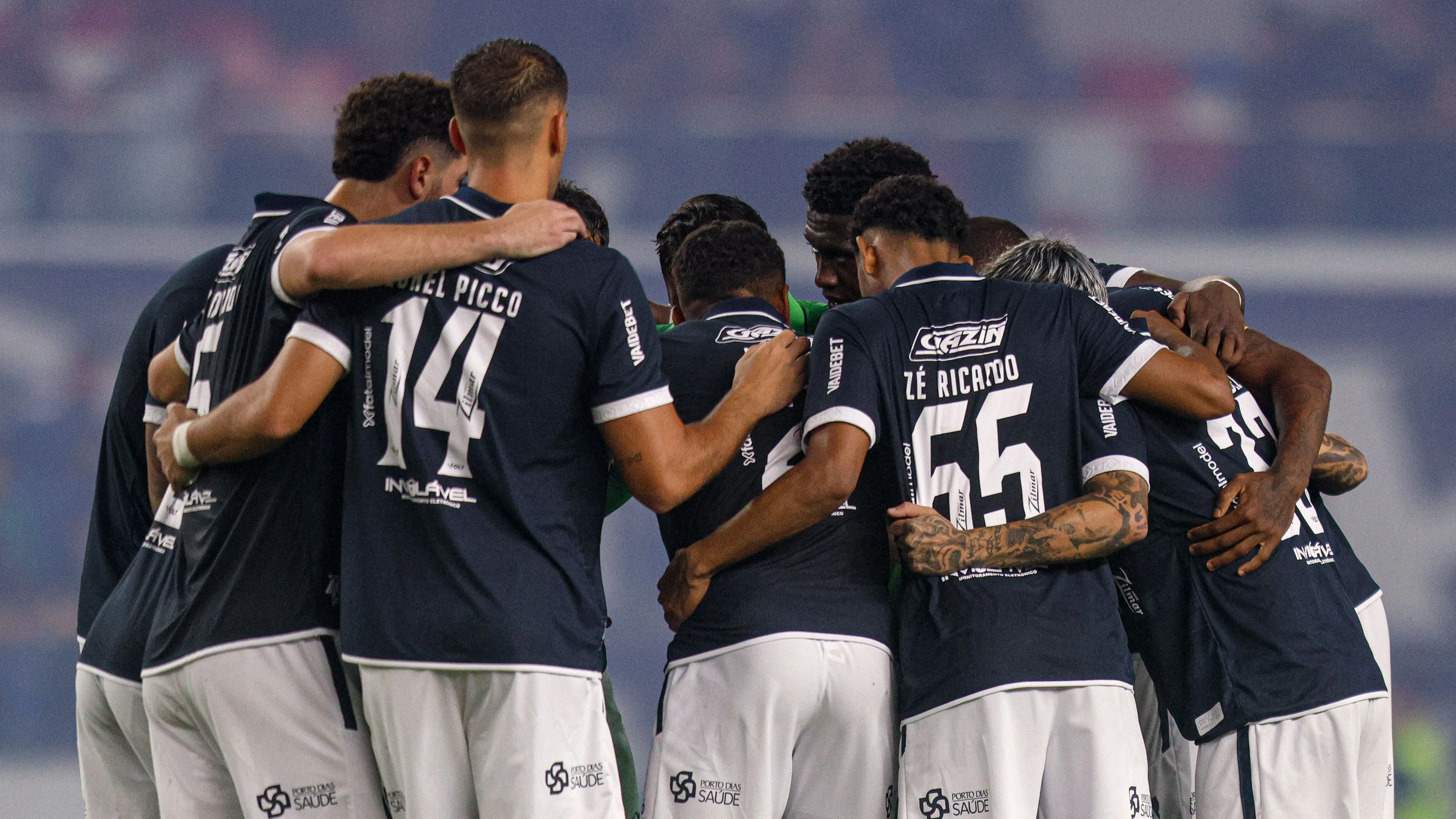 Jogadores do Remo posam para foto antes na partida contra Mirassol no estádio Mangueirão pelo campeonato Brasileiro A 2026. Foto: Fernando Torres/AGIF