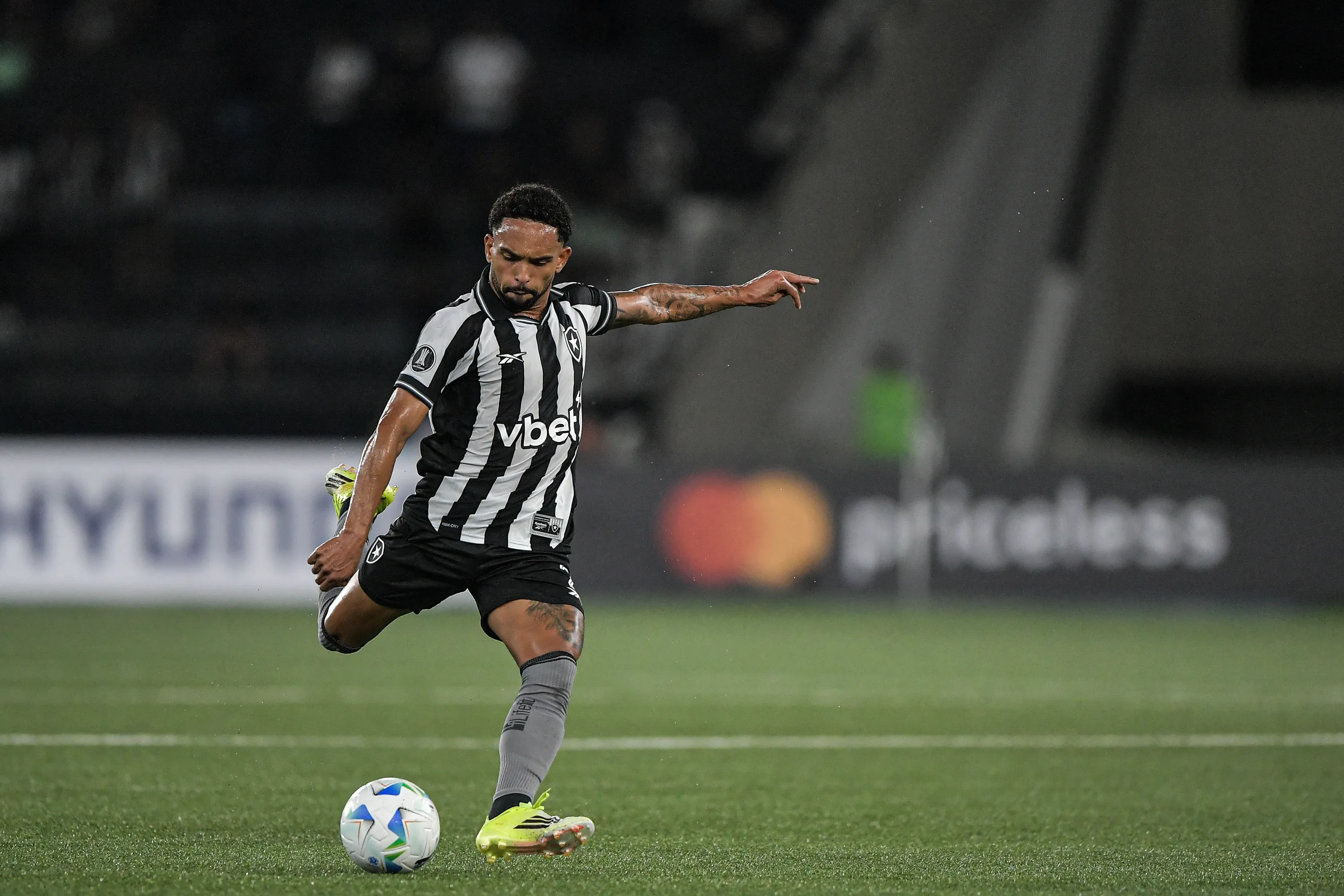 Vitinho jogador do Botafogo durante partida contra o Barcelona de Guayaquil no estadio Engenhao pelo campeonato Copa Libertadores 2026. Foto: Thiago Ribeiro/AGIF
