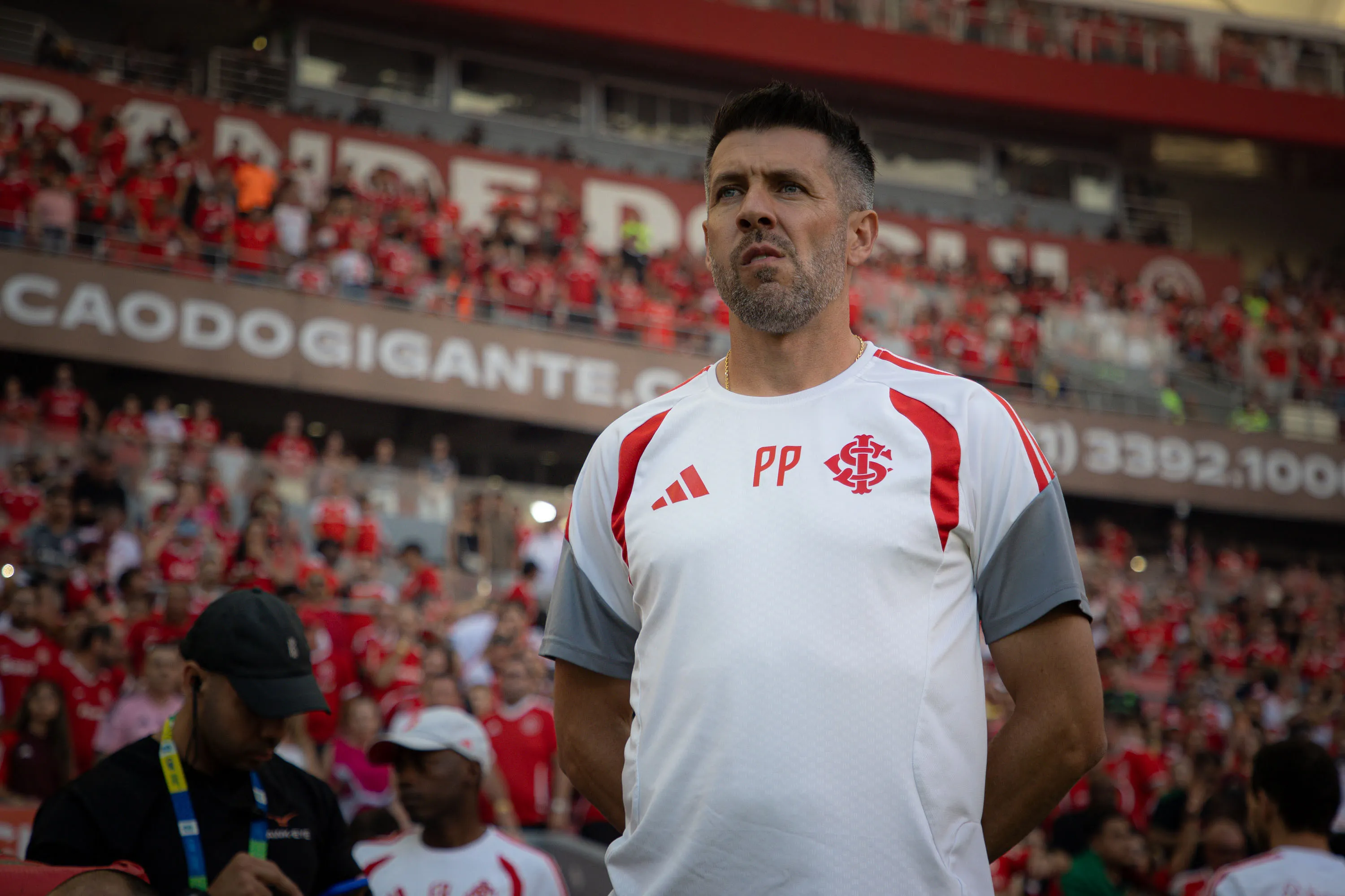 Paulo Pezzolano tecnico do Internacional durante partida contra o Gremio no estadio Beira-Rio pelo campeonato Gaucho 2026. Foto: Maxi Franzoi/AGIF