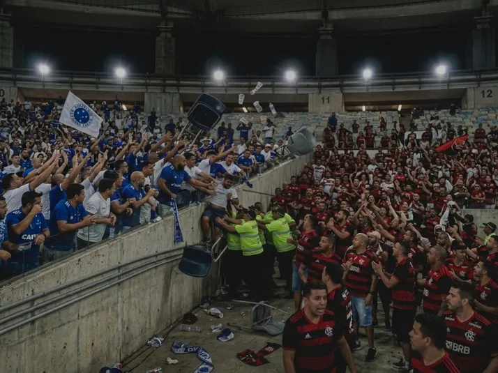 Confusão na arquibancada marca Flamengo x Cruzeiro no Maracanã