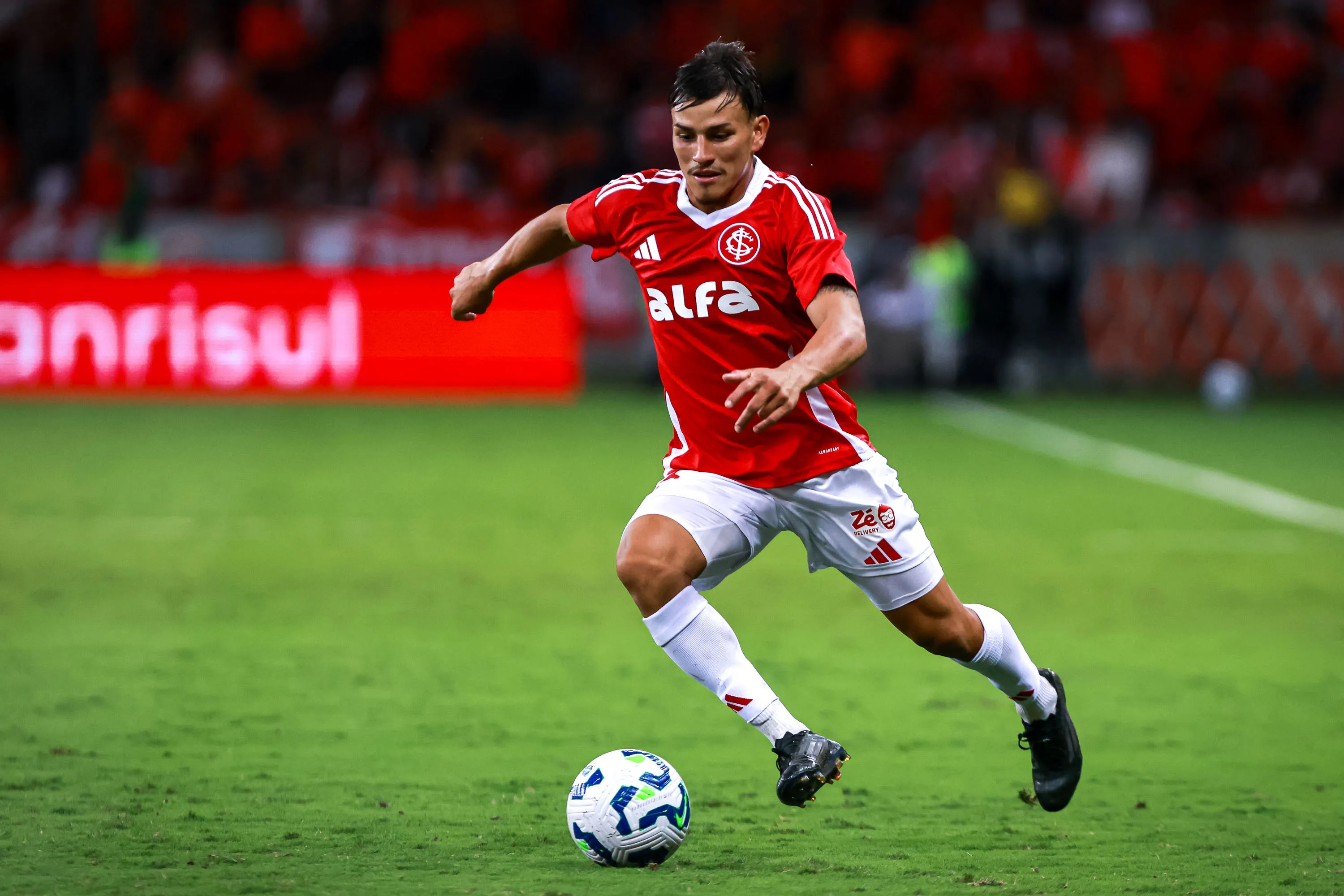 Bernabei durante partida contra o Cruzeiro no Beira-Rio pelo Campeonato Brasileiro 2025 – Foto: Maxi Franzoi/AGIF.