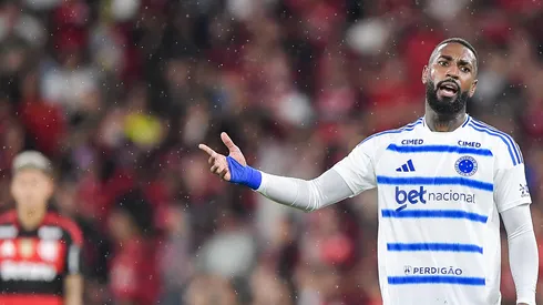 Gerson jogador do Cruzeiro durante partida contra o Flamengo no estádio Maracanã pelo campeonato Brasileiro A 2026. Foto: Thiago Ribeiro/AGIF
