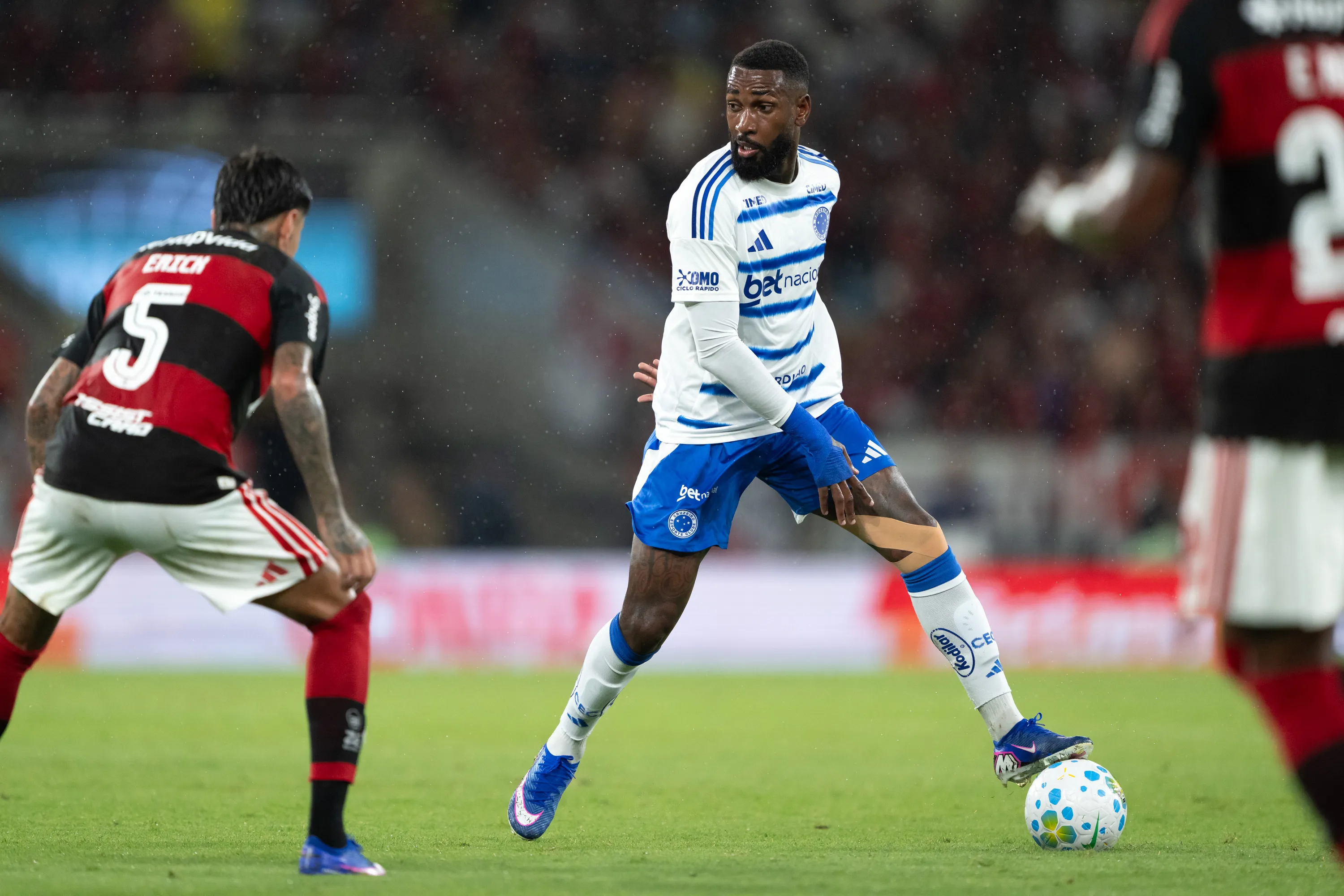 RJ – RIO DE JANEIRO – 11/03/2026 – BRASILEIRO A 2026, FLAMENGO X CRUZEIRO – Gerson jogador do Cruzeiro durante partida contra o Flamengo no estadio Maracana pelo campeonato Brasileiro A 2026. Foto: Jorge Rodrigues/AGIF