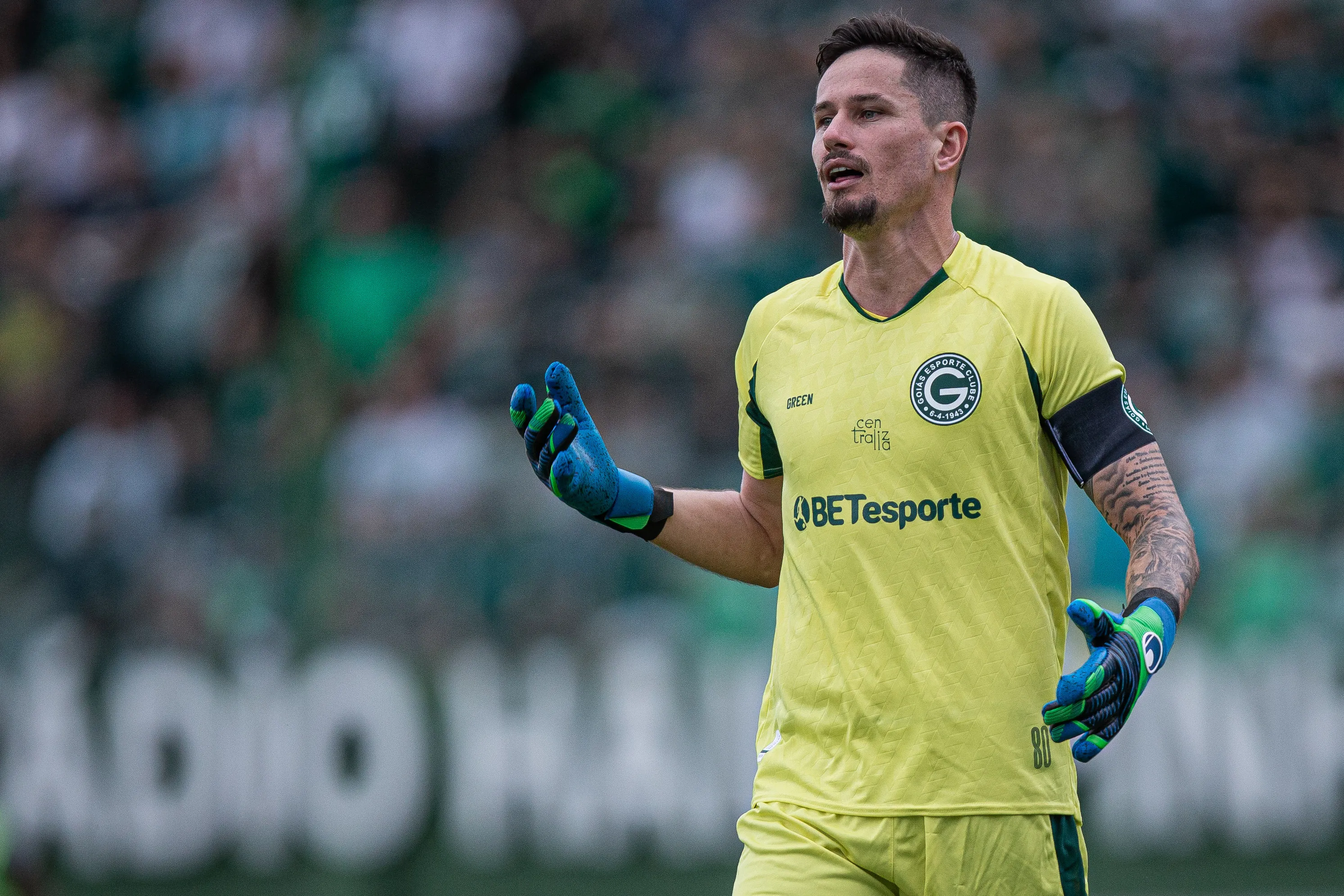 RS – PORTO ALEGRE – 04/02/2024 – GOIANO 2024, GOIAS X VILA NOVA-GO – Tadeu jogador do Goias durante partida contra o Vila Nova-GO no estadio Serrinha pelo campeonato Goiano 2024. Foto: Heber Gomes/AGIF