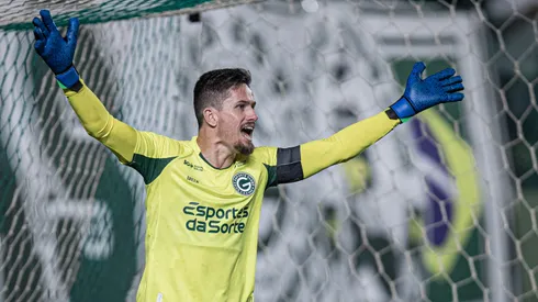 Tadeu goleiro do Goias durante partida contra o Fortaleza no estadio Serrinha pelo campeonato Brasileiro A 2023. 
