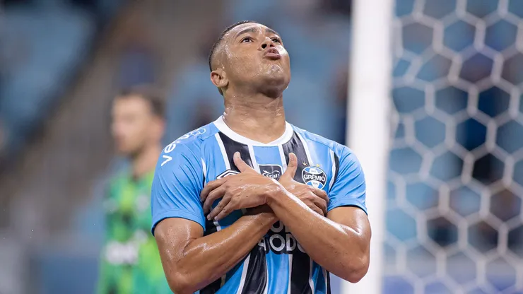 Carlos Vinicius jogador do Gremio comemora seu gol durante partida contra o Botafogo no estadio Arena do Gremio pelo campeonato Brasileiro A 2026. Foto: Maxi Franzoi/AGIF