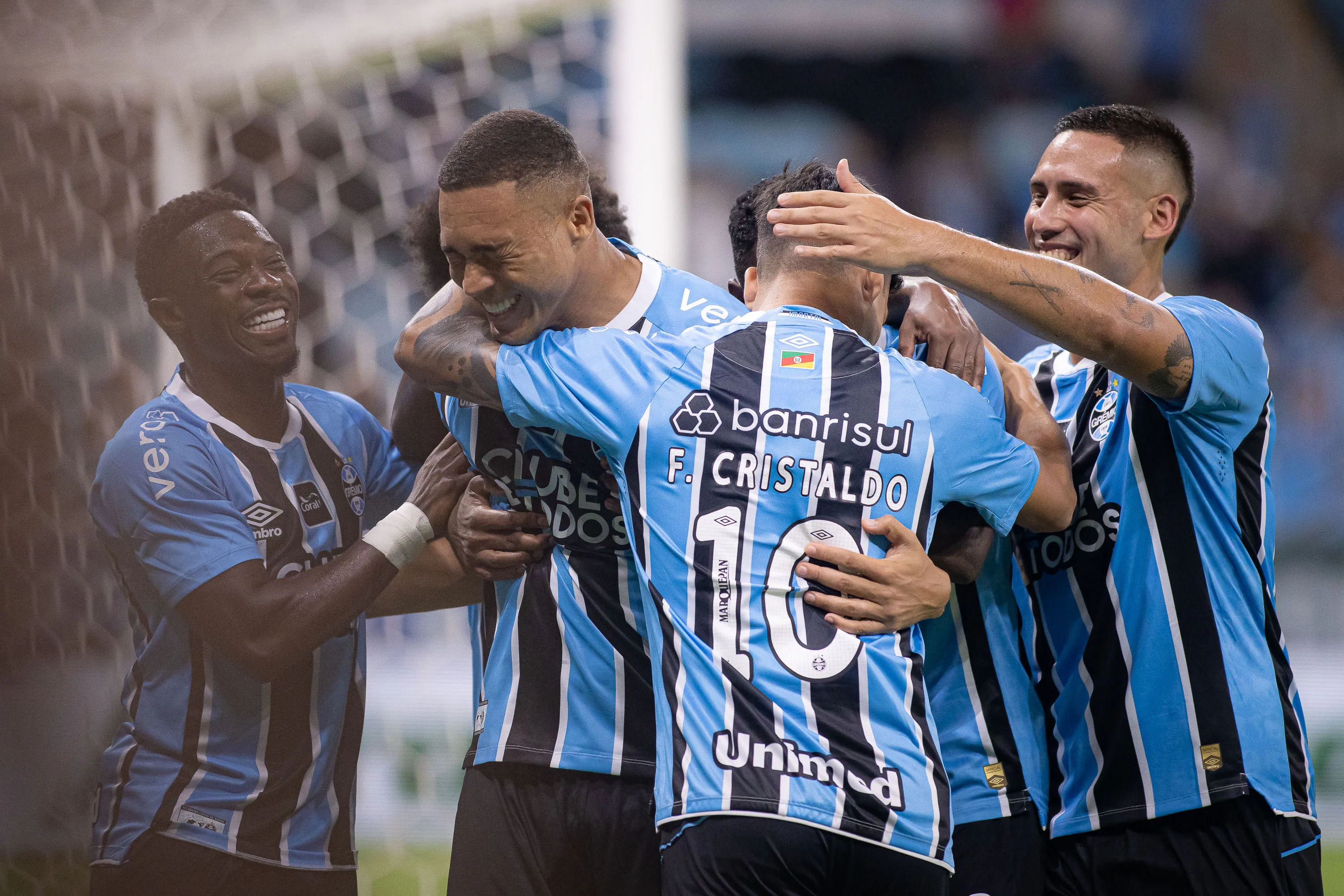 RS – PORTO ALEGRE – 07/02/2026 – GAUCHO 2026, GREMIO X NOVO HAMBURGO – Carlos Vinicius jogador do Gremio comemora seu gol com jogadores do seu time durante partida contra o Novo Hamburgo no estadio Arena do Gremio pelo campeonato Gaucho 2026. Foto: Maxi Franzoi/AGIF