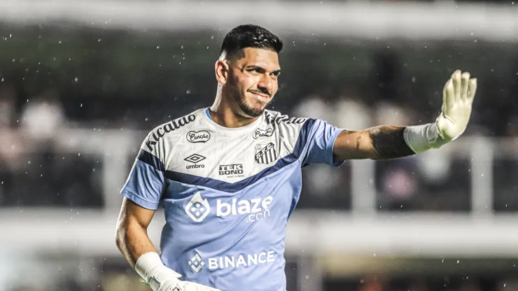 João Paulo jogador do Santos durante aquecimento antes da partida contra o Portuguesa no estádio Vila Belmiro pelo campeonato Paulista 2024. Foto: Reinaldo Campos/AGIF