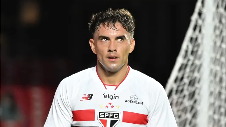 Enzo Díaz desfalca o São Paulo contra a Chapecoense.