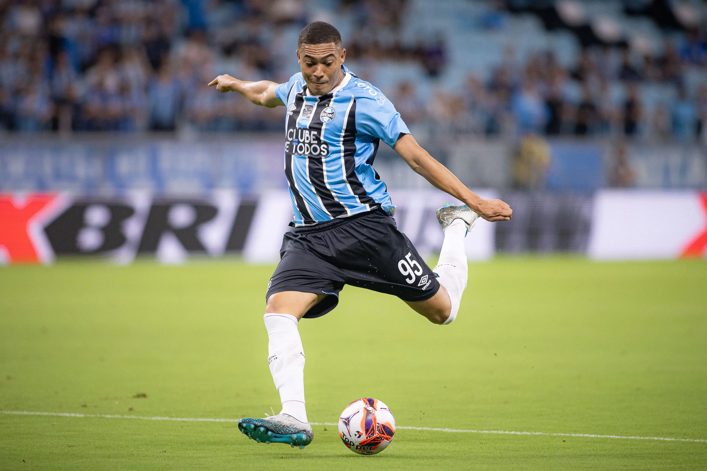 Carlos Vinícius atuando no Grêmio Foto: Maxi Franzoi/AGIF