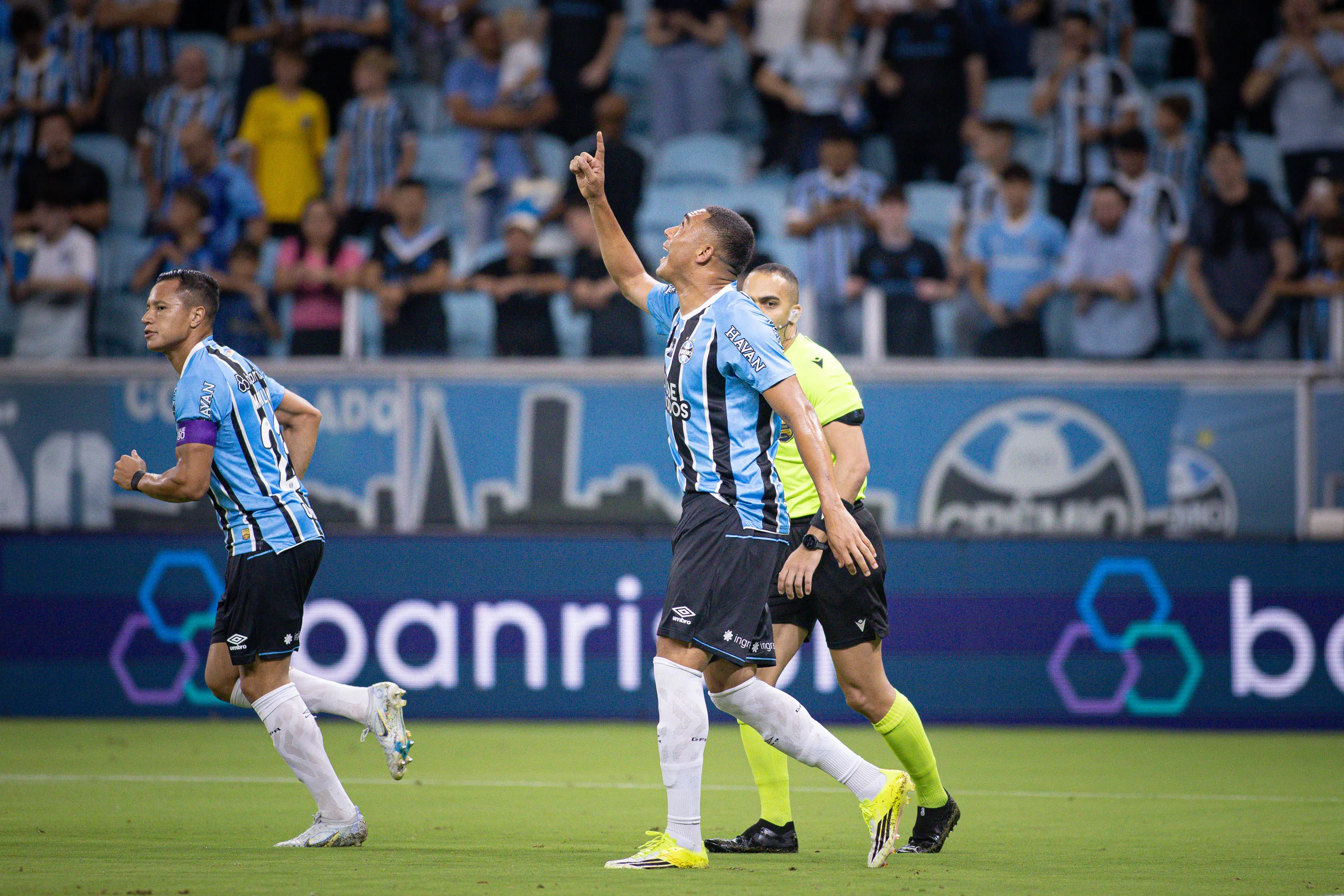 Carlos Vinicius jogador do Gremio comemora seu gol durante partida contra o Bragantino no estadio Arena do Gremio pelo campeonato Brasileiro A 2026. Foto: Maxi Franzoi/AGIF