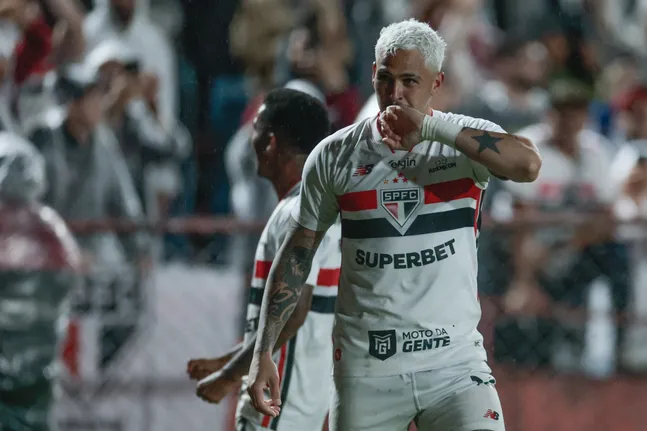 Luciano comemorando gol durante partida contra a Chapecoense no Campeonato Brasileiro de 2025. Foto: Marcello Zambrana/AGIF