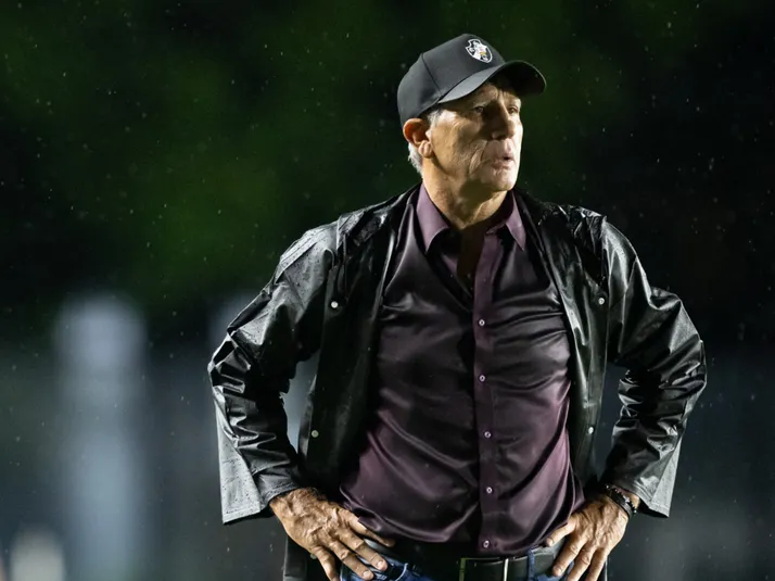 Renato rebate críticas do Palmeiras ao gramado