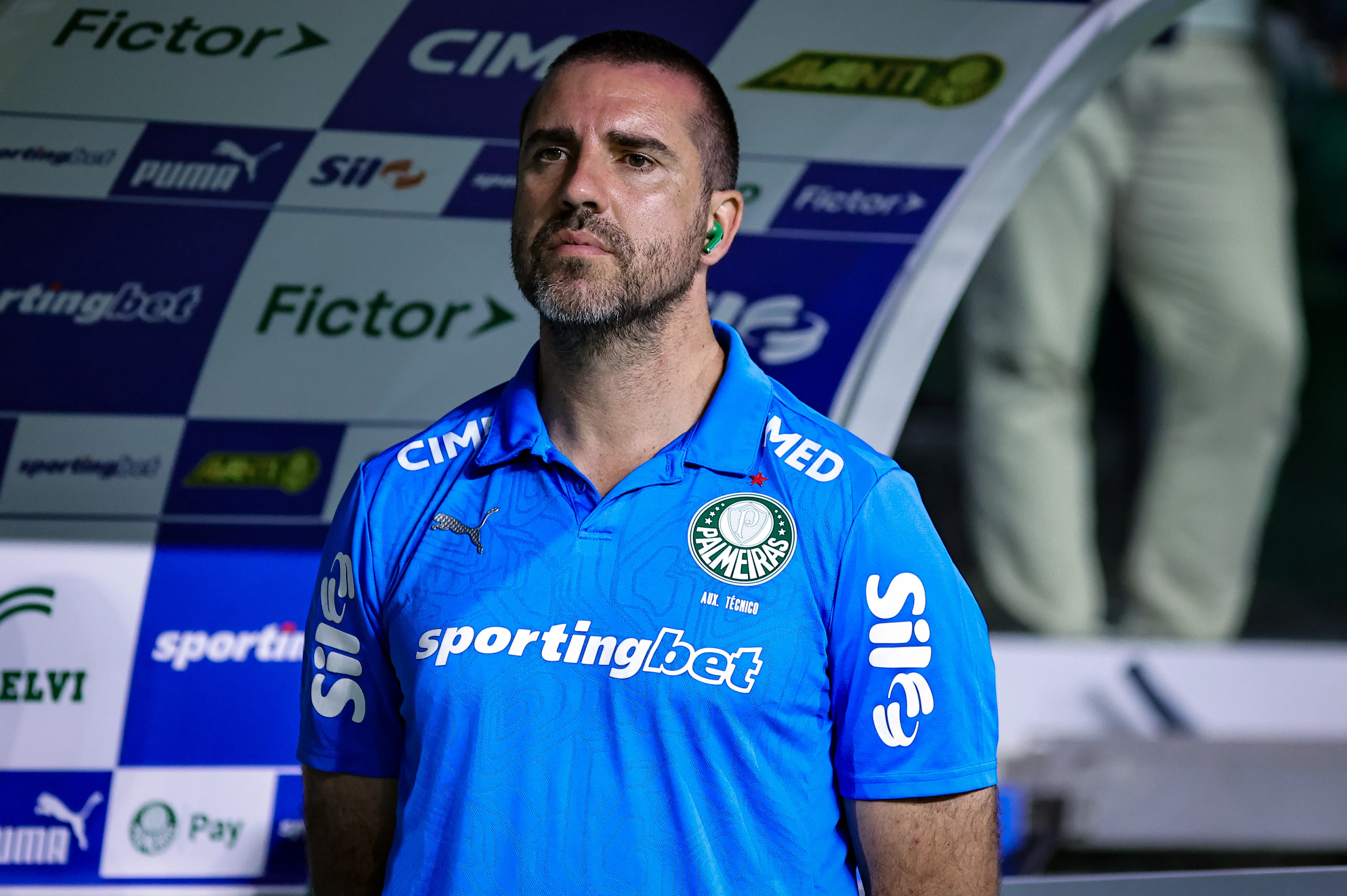 SP – SAO PAULO – 06/11/2025 – BRASILEIRO A 2025, PALMEIRAS X SANTOS –  Joao Martins auxiliar-tecnico do Palmeiras durante partida contra o Santos no estadio Arena Allianz Parque pelo campeonato Brasileiro A 2025. Foto: Fabio Giannelli/AGIF
