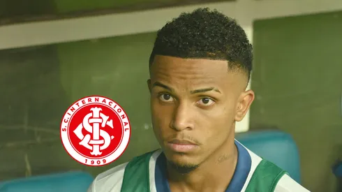 Kayky, jogador do Bahia durante execução do hino nacional antes da partida contra o Corinthians no estádio Arena Fonte Nova pelo campeonato Brasileiro A 2025. Foto: Walmir Cirne/AGIF