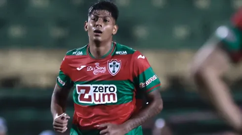 Zé Vitor jogador do Portuguesa Paulista comemora seu gol durante partida contra o Corinthians no estádio Canindé pelo campeonato Paulista 2026. Foto: Marcello Zambrana/AGIF