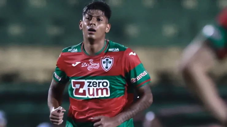 Zé Vitor jogador do Portuguesa Paulista comemora seu gol durante partida contra o Corinthians no estádio Canindé pelo campeonato Paulista 2026. Foto: Marcello Zambrana/AGIF