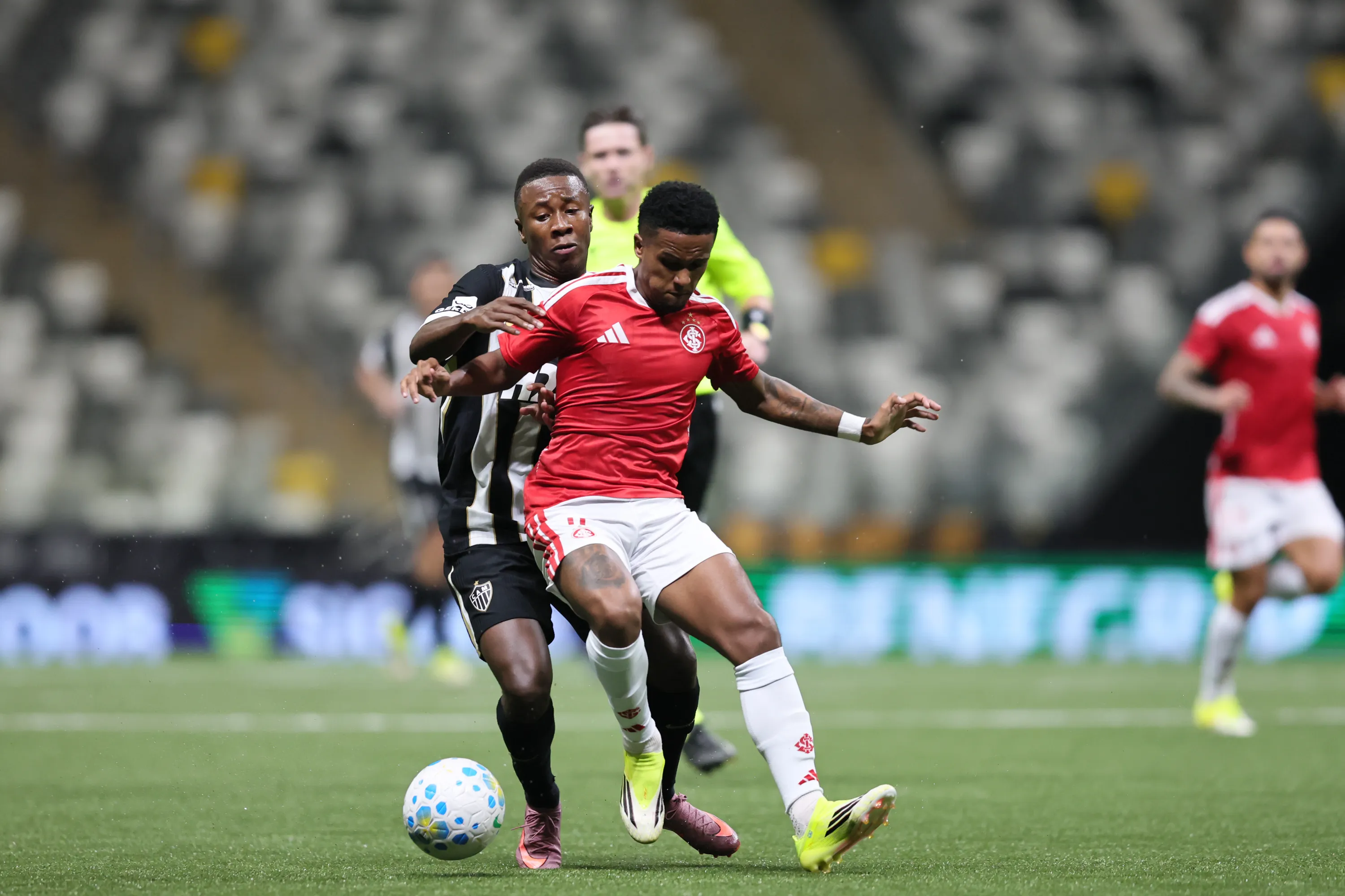 MG – BELO HORIZONTE – 11/03/2026 – BRASILEIRO A 2026, ATLETICO X INTERNACIONAL – Minda jogador do Atletico disputa lance com Kayky jogador do Internacional durante partida no estadio Arena MRV pelo campeonato Brasileiro A 2026. Foto: Gilson Lobo/AGIF