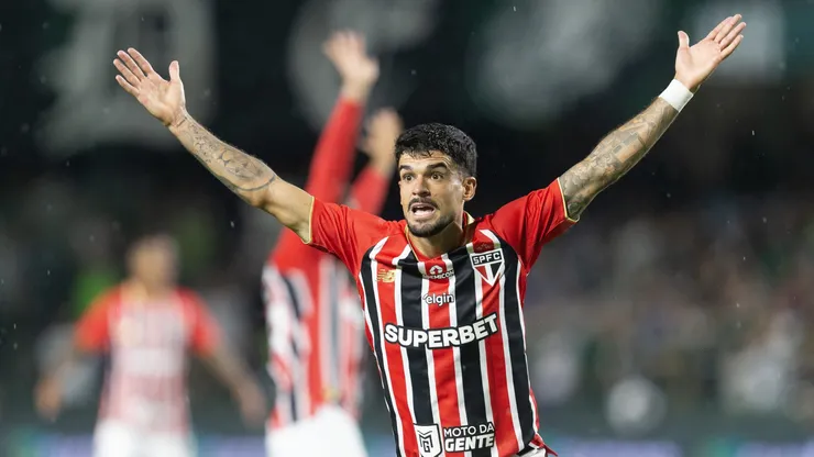 Cauly jogador do São Paulo lamenta durante partida contra o Coritiba no estádio Couto Pereira pelo campeonato Brasileiro A 2026. Foto: Hedeson Alves/AGIF