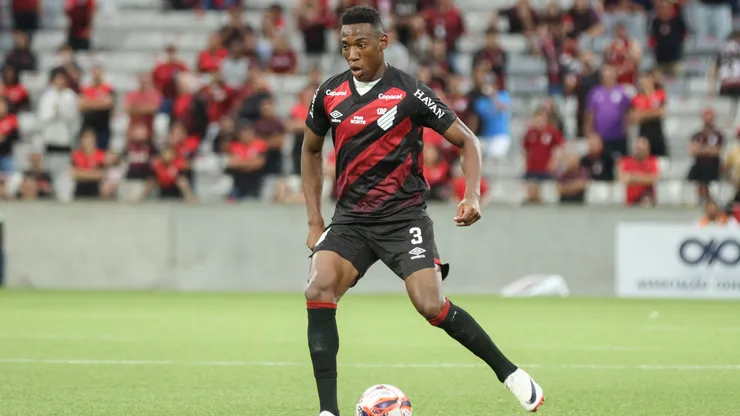 Léo Pelé, zagueiro do Athletico-PR