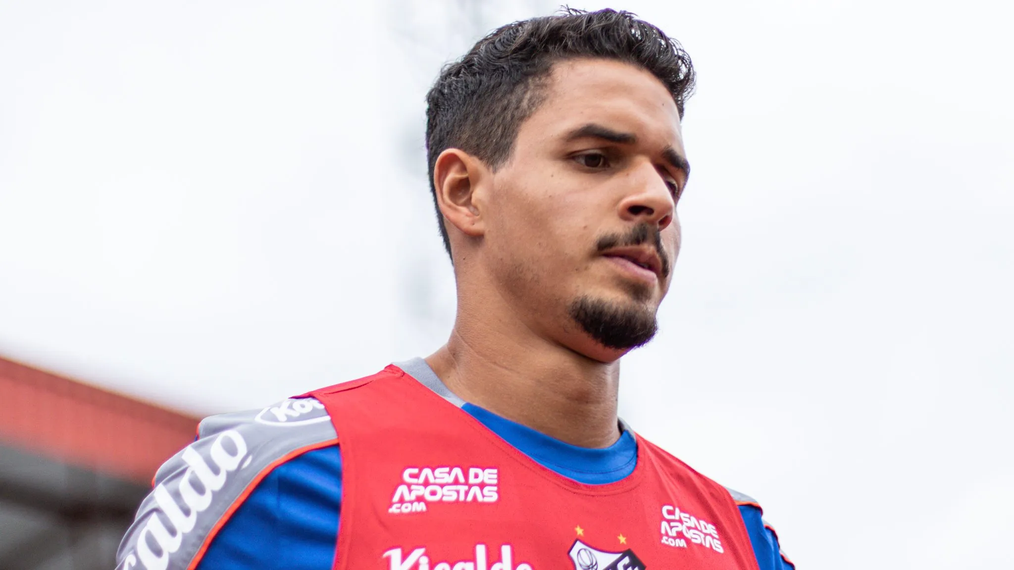 Lucas Veríssimo, reforço do Santos para 2026. Foto: Rebeca Reis/AGIF