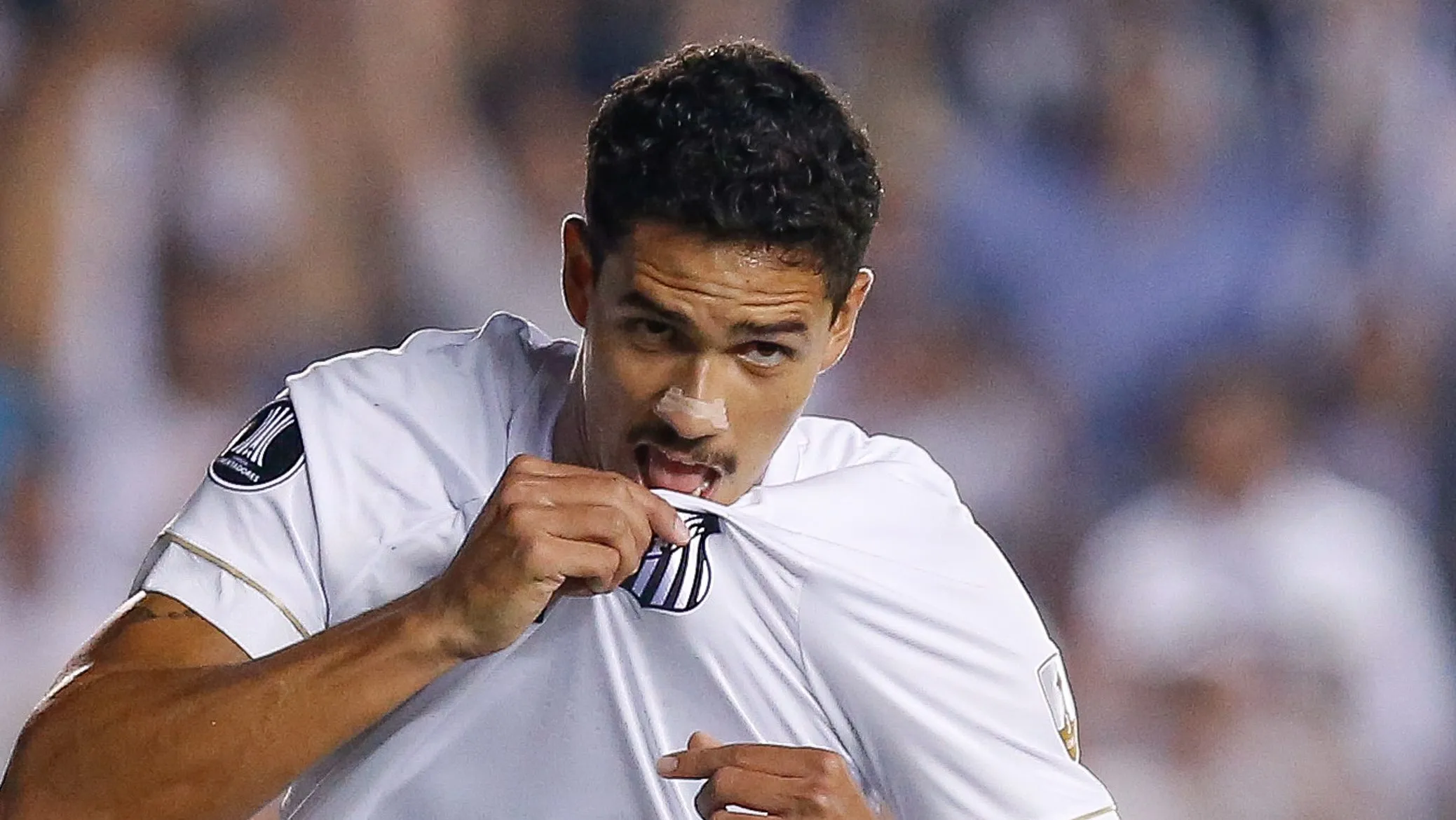 Lucas Veríssimo desembarca no Brasil para se apresentar ao Santos. Foto: Marcello Zambrana/AGIF