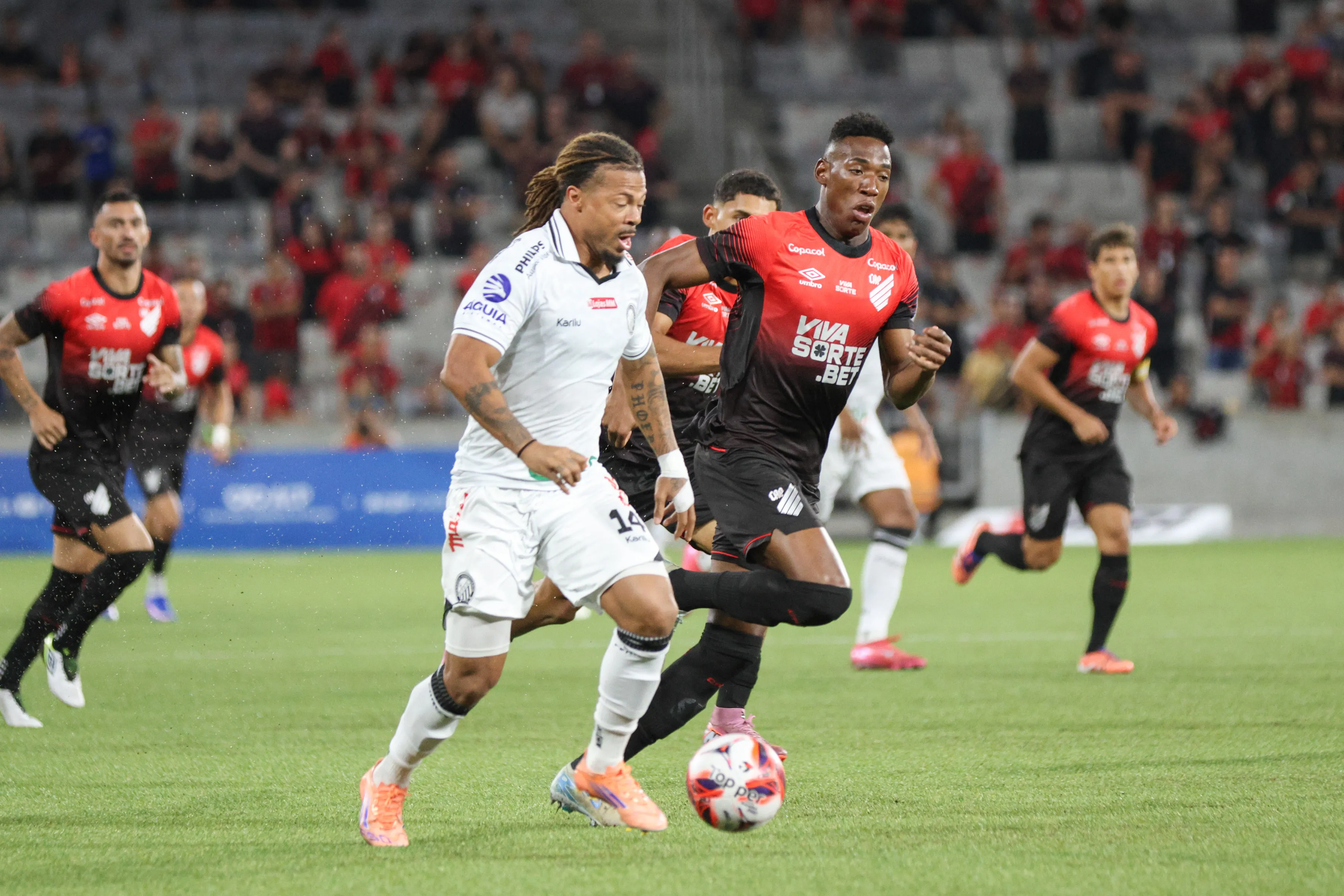 PR – CURITIBA – 14/01/2026 – PARANAENSE 2026, ATHLETICO-PR X OPERARIO – Leo Pele jogador do Athletico-PR disputa lance com Hildeberto jogador do Operario durante partida no estadio Arena da Baixada pelo campeonato Paranaense 2026. Foto: Robson Mafra/AGIF