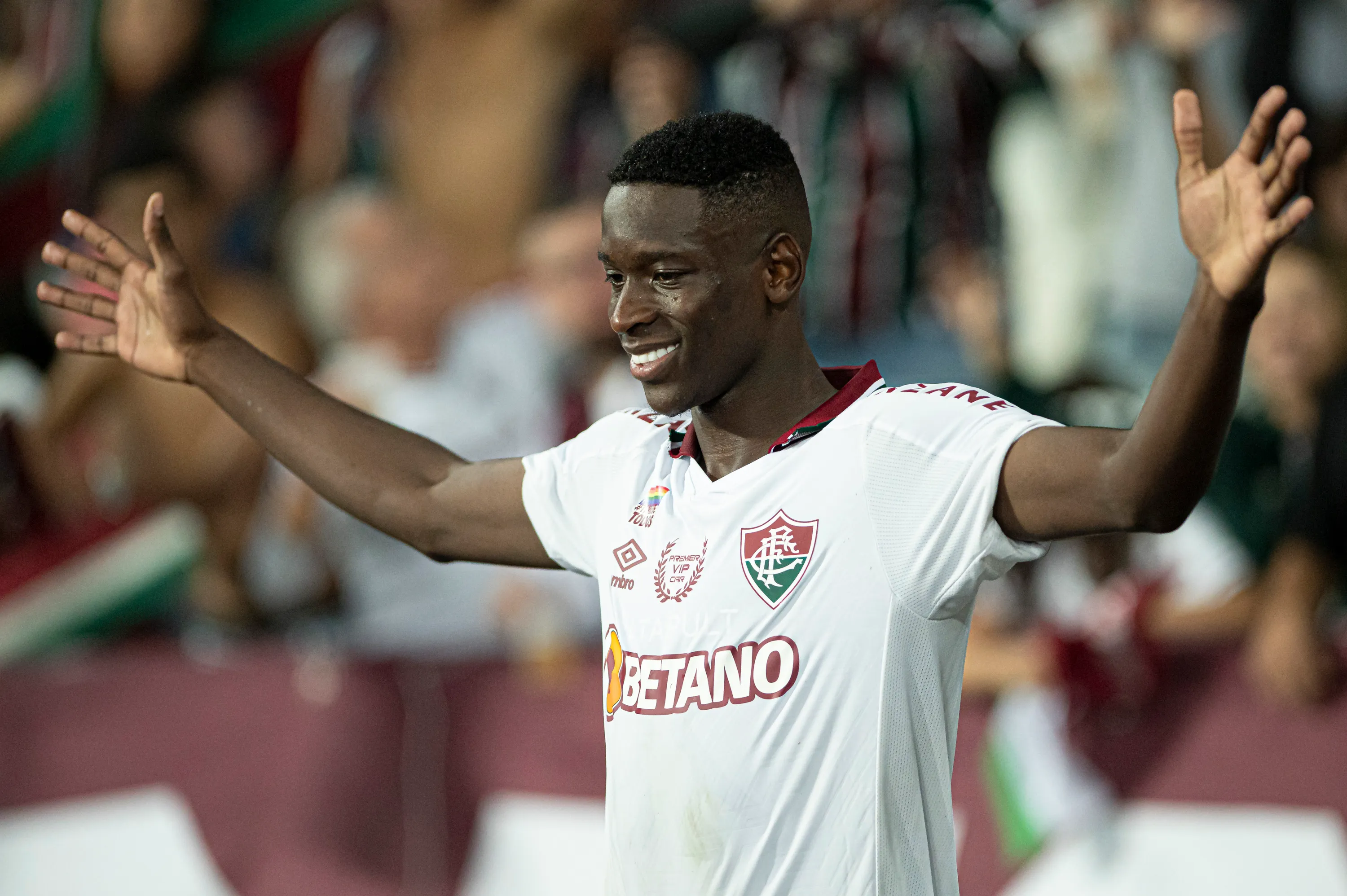 RJ – Rio de Janeiro – 26/06/2022 – BRASILEIRO A 2022, BOTAFOGO X FLUMINENSE – Luiz Henrique se despede da torcida jogador do Fluminense apos a partida contra o Botafogo no estadio Engenhao pelo campeonato Brasileiro A 2022. Foto: Jorge Rodrigues/AGIF