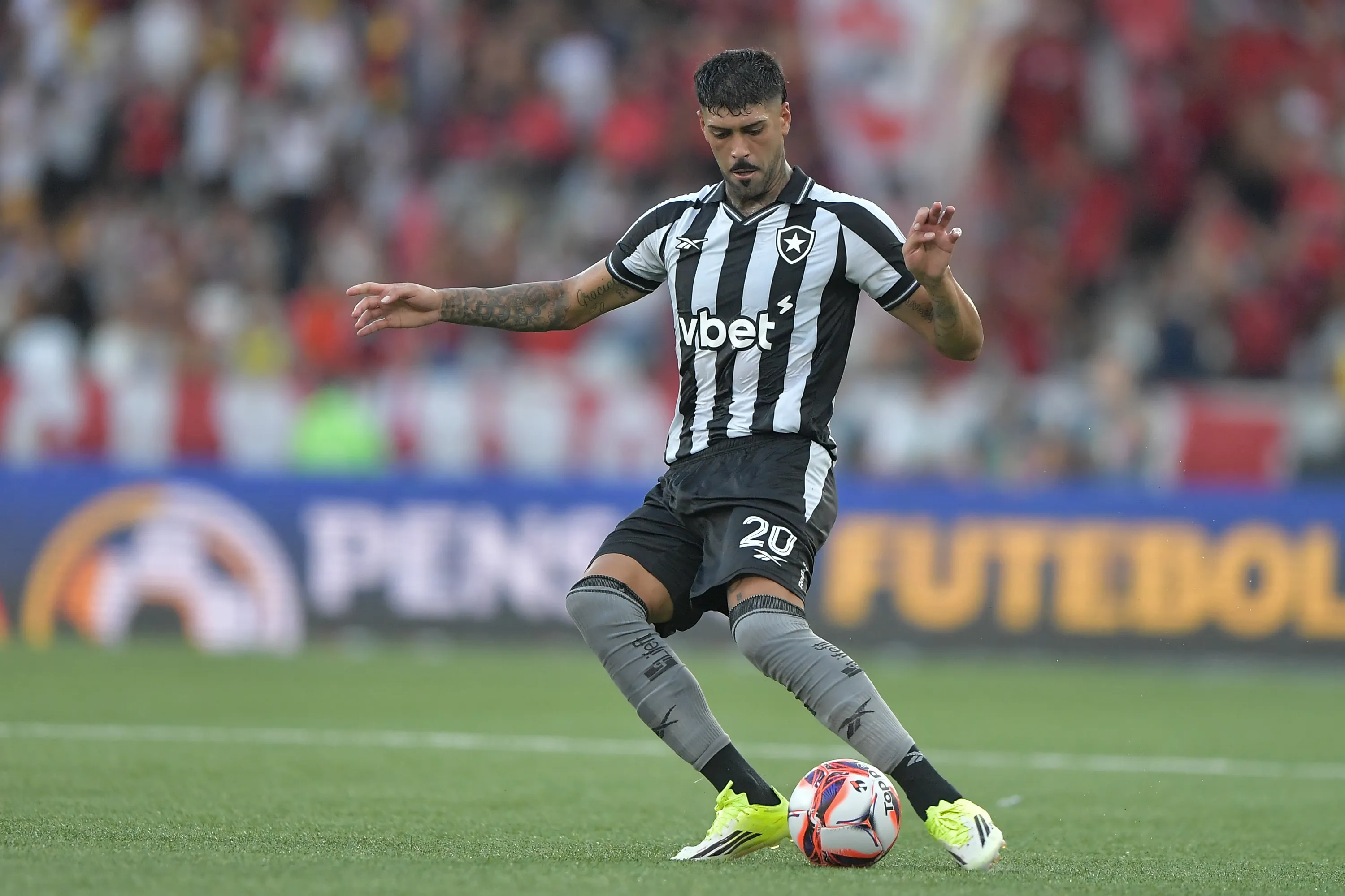 Alexander Barboza atuando pelo Botafogo –  Foto: Thiago Ribeiro/AGIF