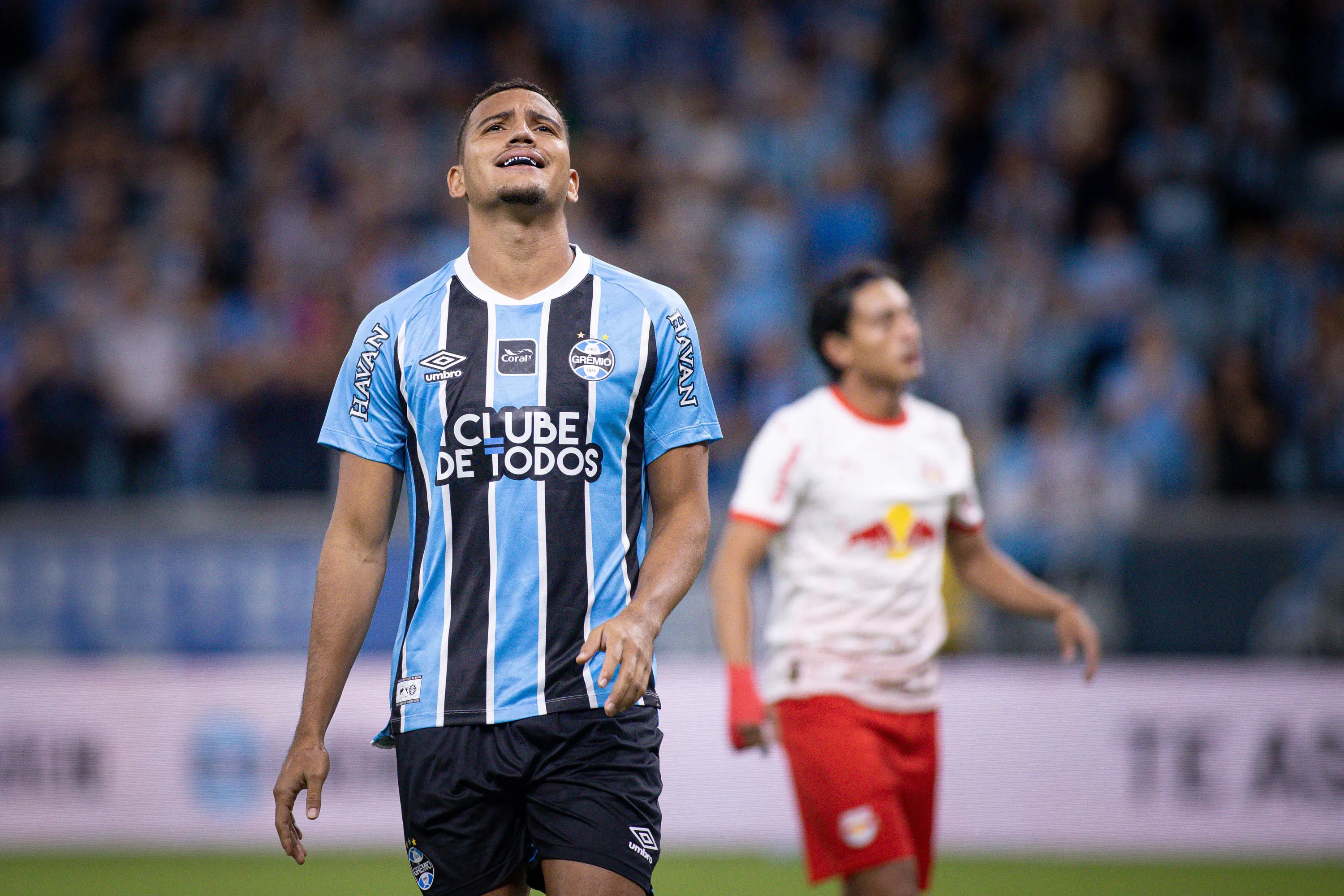Gustavo Martins jogador do Gremio lamenta durante partida contra o Bragantino no estadio Arena do Gremio pelo campeonato Brasileiro A 2026. Foto: Maxi Franzoi/AGIF