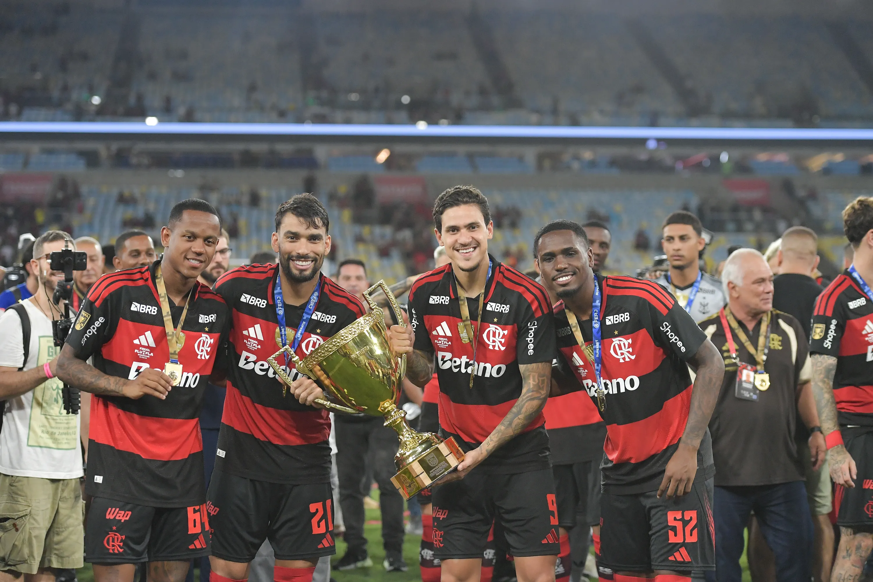 Pedro, Paqueta jogadores do Flamengo levanta a taca de campeao durante cerimonia de premiacao ao final da partida contra o Fluminense no estadio Maracana pela decisao do campeonato Carioca 2026. Foto: Thiago Ribeiro/AGIF
