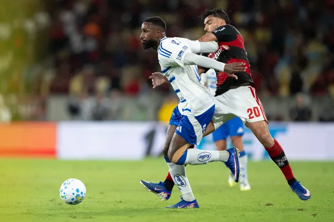 Paqueta jogador do Flamengo disputa lance com Gerson jogador do Cruzeiro durante partida no estadio Maracana pelo campeonato Brasileiro A 2026. Foto: Jorge Rodrigues/AGIF