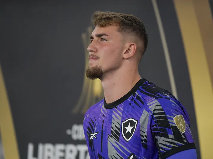 Dirigente do Botafogo confirma negociação com goleiro para substituir Léo Linck