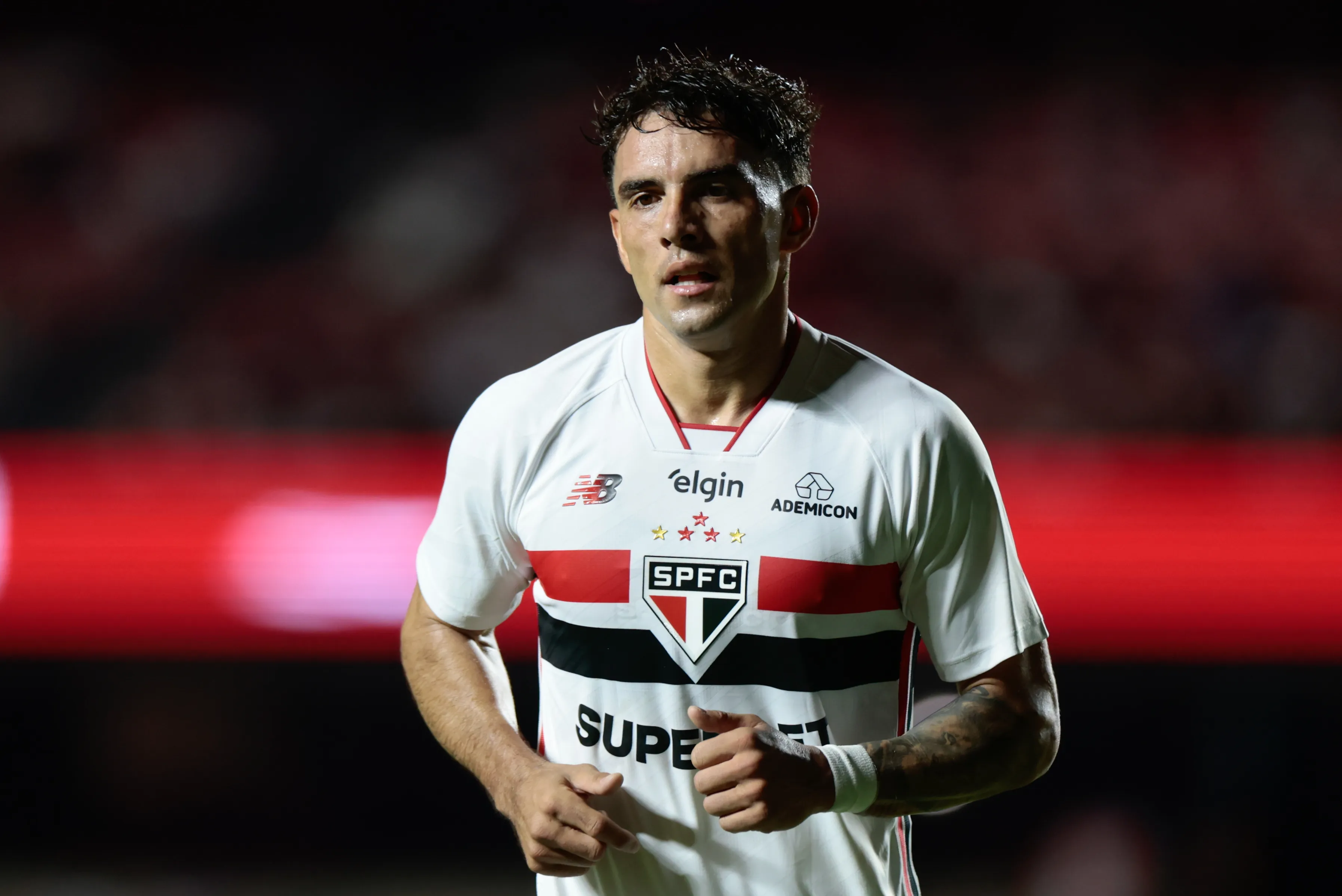 Enzo Díaz durante partida contra o Grêmio no Morumbis pelo campeonato Brasileiro A 2026. Foto: Marcello Zambrana/AGIF.