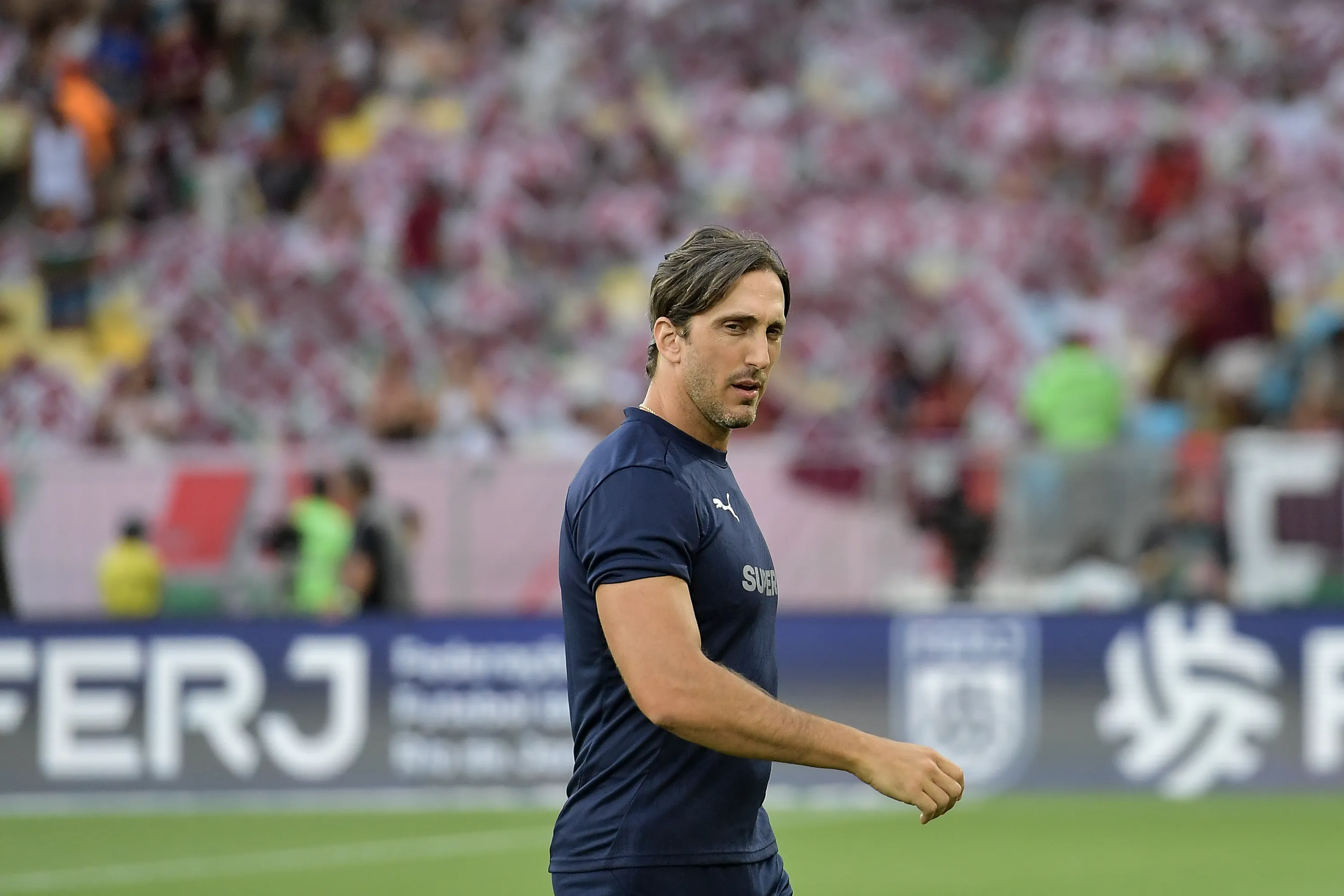 Luis Zubeldia tecnico do Fluminense durante partida contra o Flamengo no estadio Maracana pelo campeonato Carioca 2026. Foto: Thiago Ribeiro/AGIF