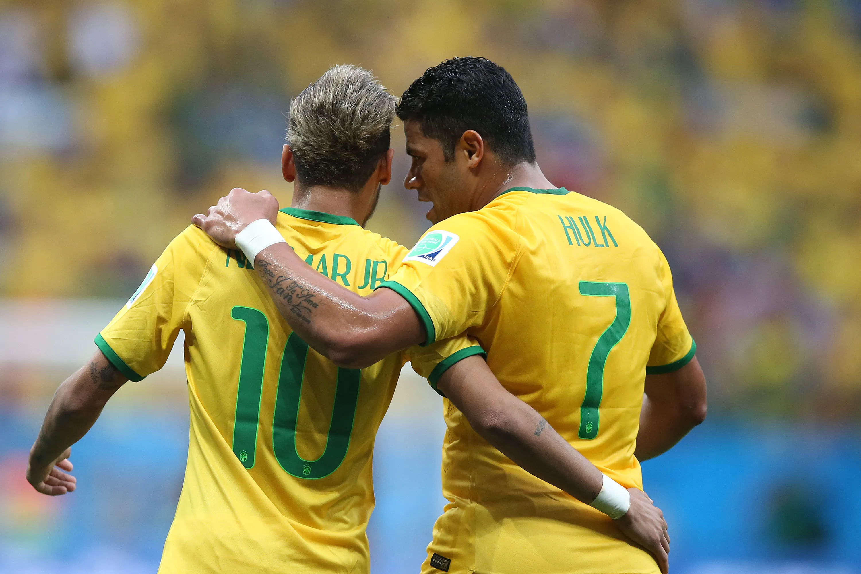 Neymar comemora seu gol com Hulk durante partida entre Camaroes e Brasil no estadio Mane Garrincha pela Copa do Mundo 2014. Foto: Fernando Soutello/AGIF
