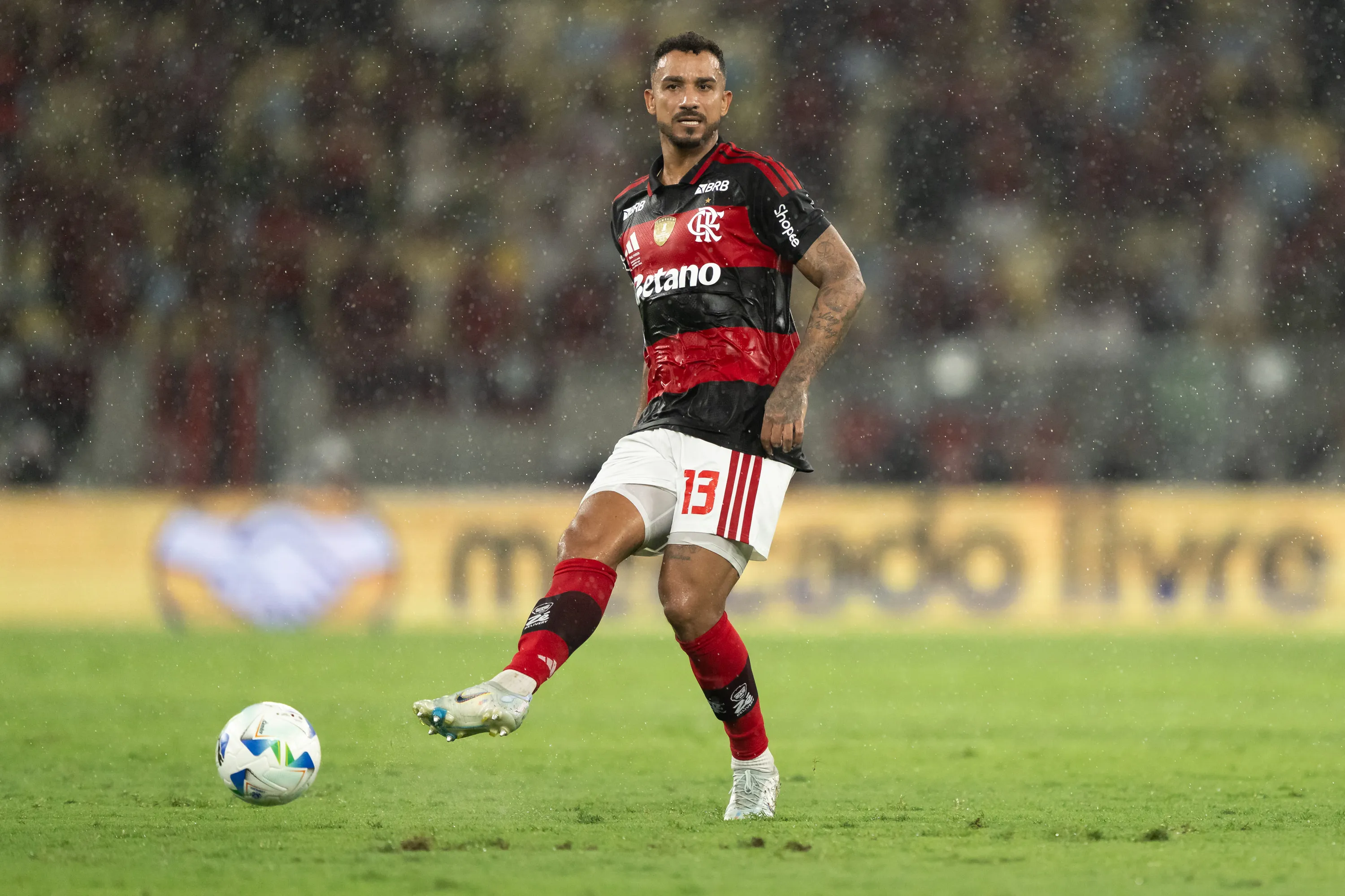 Danilo jogador do Flamengo durante partida contra o Lanus no estadio Maracana. Foto: Jorge Rodrigues/AGIF