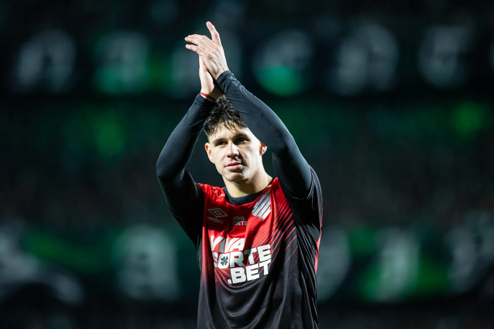 PR – CURITIBA – 19/10/2025 – BRASILEIRO B 2025, CORITIBA X ATHLETICO-PR – Zapelli jogador do Athletico-PR durante partida contra o Coritiba no estadio Couto Pereira pelo campeonato Brasileiro B 2025. Foto: Luis Garcia/AGIF