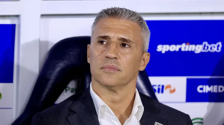 Hernán Crespo técnico do São Paulo durante partida contra o Santos no estádio Vila Belmiro pelo campeonato Brasileiro A 2026. Foto: Jota Erre/AGIF