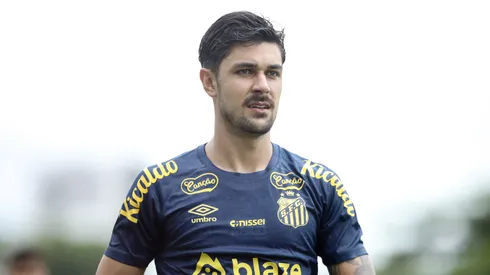 João Basso jogador do Santos durante treino no Centro de Treinamento CT Rei Pelé, neste domingo (05). Foto: Reinaldo Campos/AGIF