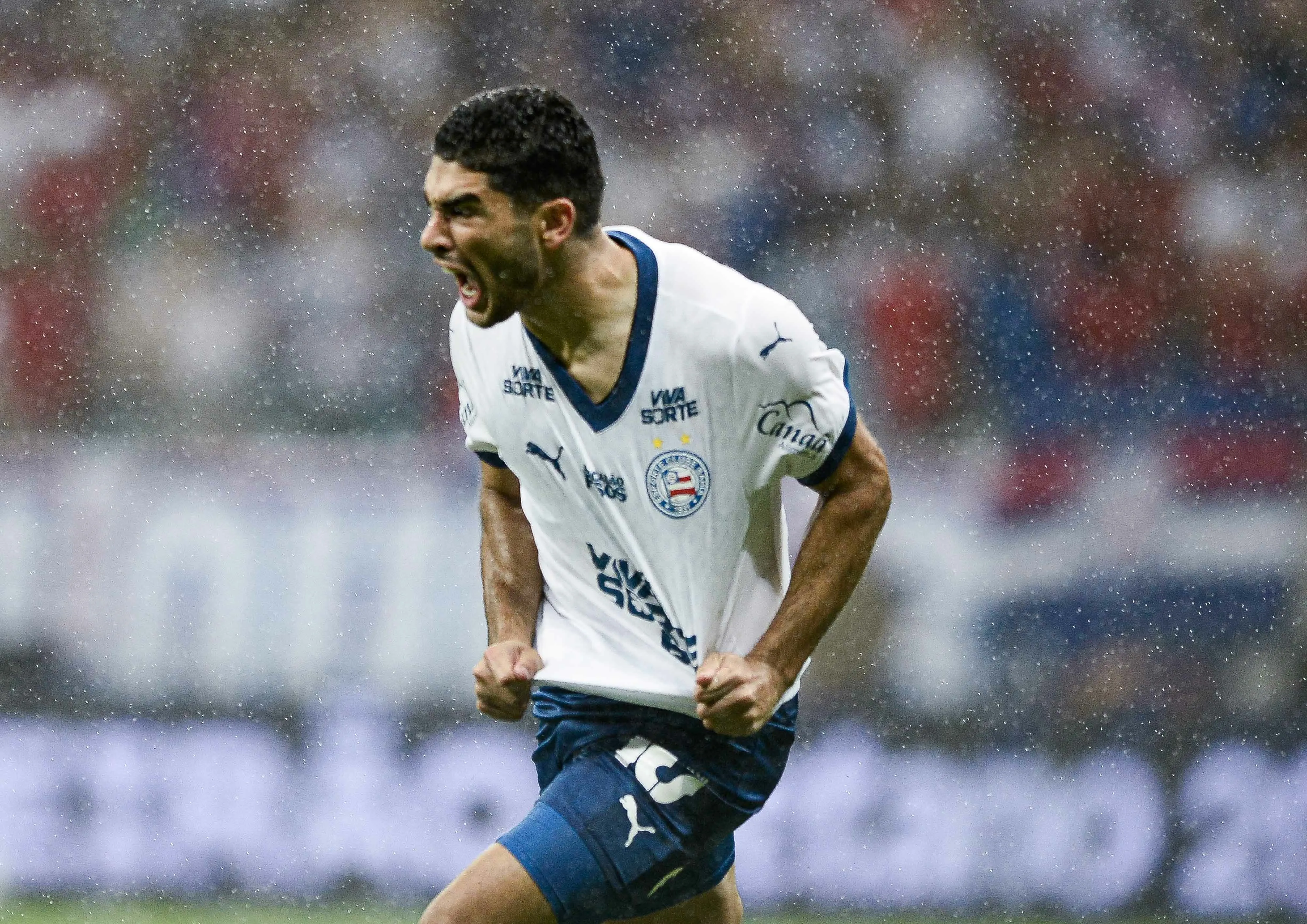 Michel Araujo jogador do Bahia comemora seu gol com jogadores do seu time durante partida contra o Vitoria no estadio Arena Fonte Nova pelo campeonato Brasileiro A 2025. Foto: Jhony Pinho/AGIF