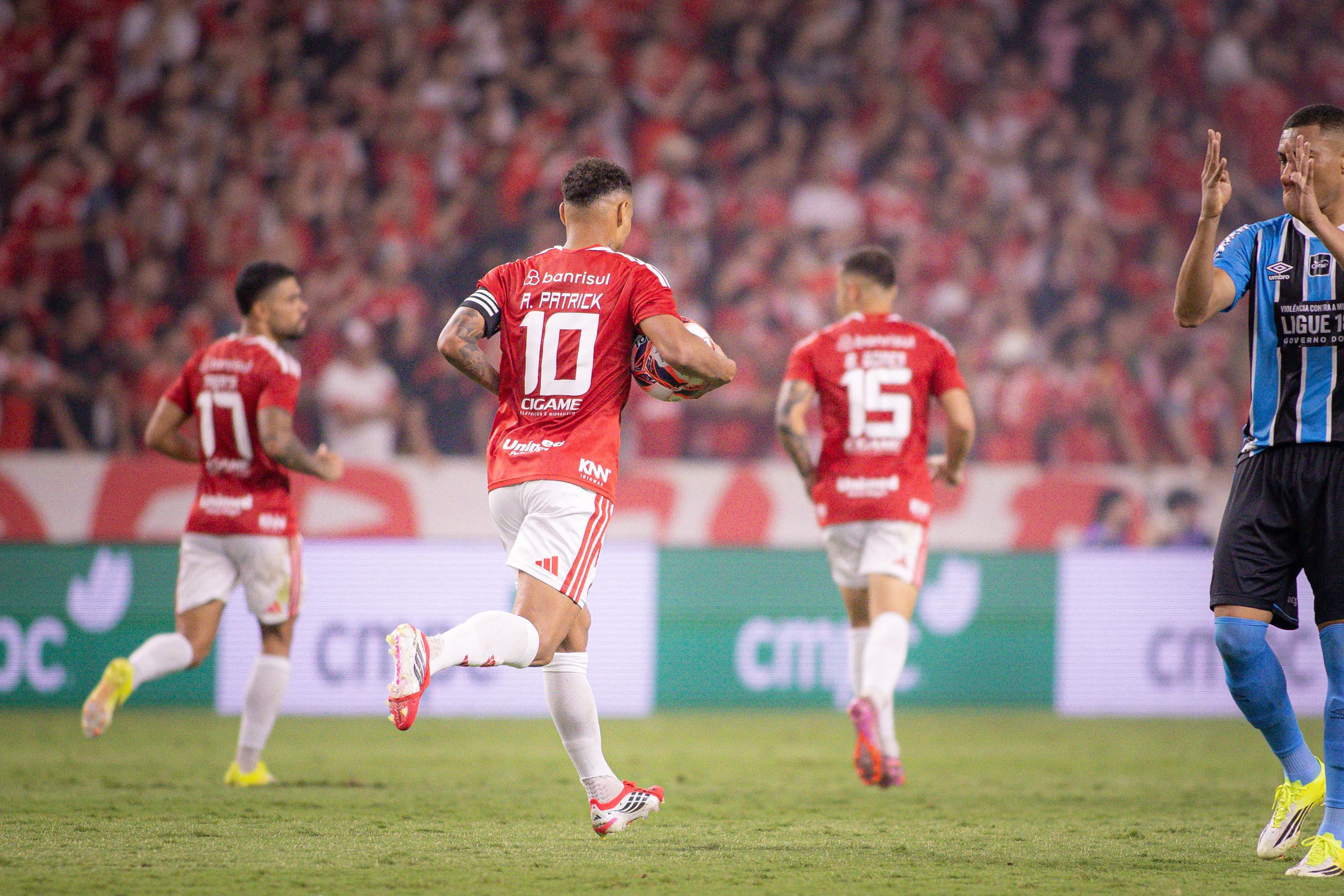 Alan Patrick jogador do Internacional comemora seu gol durante partida contra o Gremio no estadio Beira-Rio pelo campeonato Gaucho 2026. Foto: Maxi Franzoi/AGIF