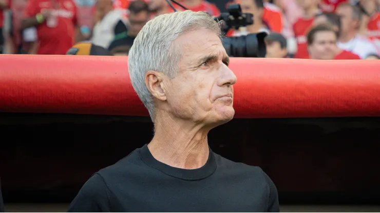 Luis Castro tecnico do Gremio durante partida contra o Internacional no estadio Beira-Rio pelo campeonato Gaucho 2026. Foto: Maxi Franzoi/AGIF