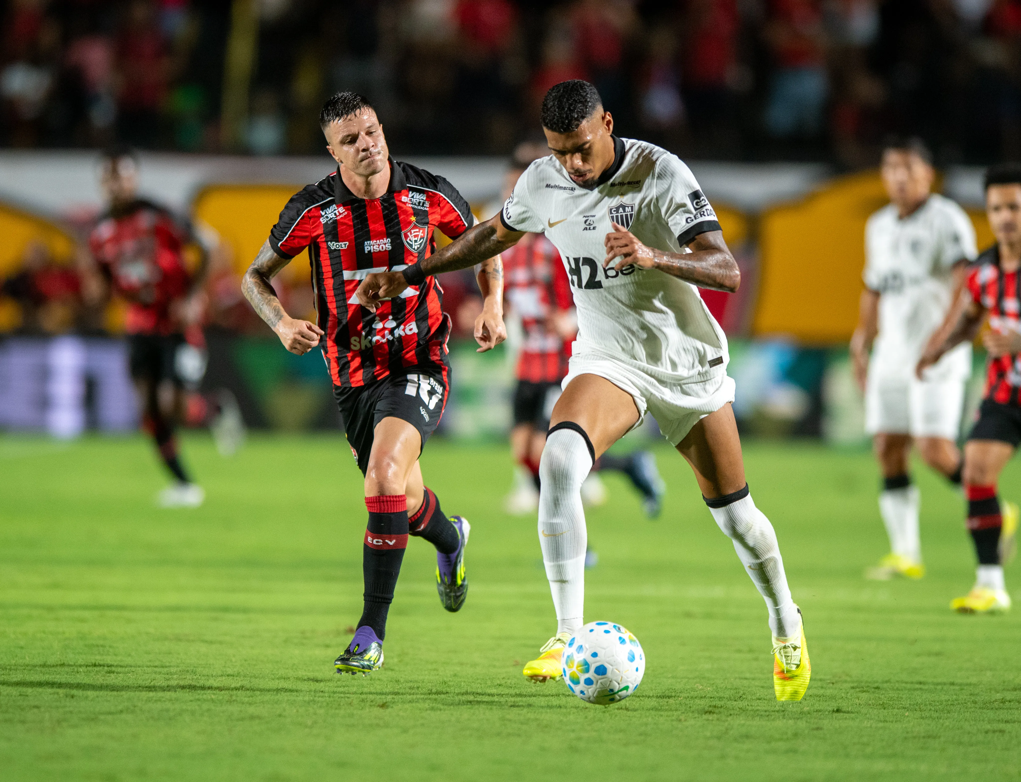 Renato Kayser jogador do Vitoria disputa lance com Ruan Tressoldi jogador do Atletico-MG durante partida no estadio Barradao pelo campeonato Brasileiro A 2026. Foto: Jhony Pinho/AGIF
