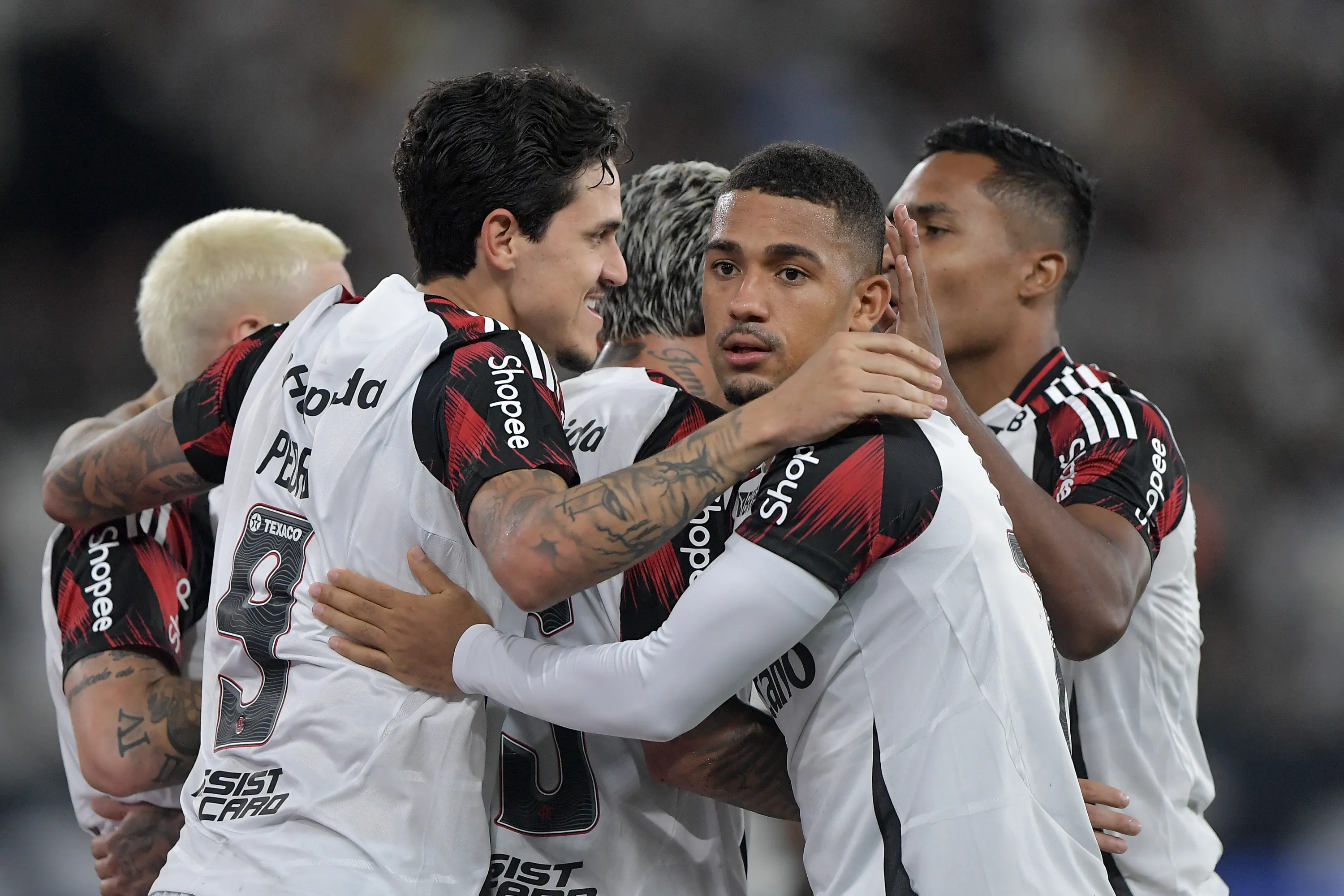 Pedro jogador do Flamengo comemora seu gol com jogadores do seu time durante partida contra o Botafogo no estadio Engenhao pelo campeonato Brasileiro A 2026. Foto: Thiago Ribeiro/AGIF