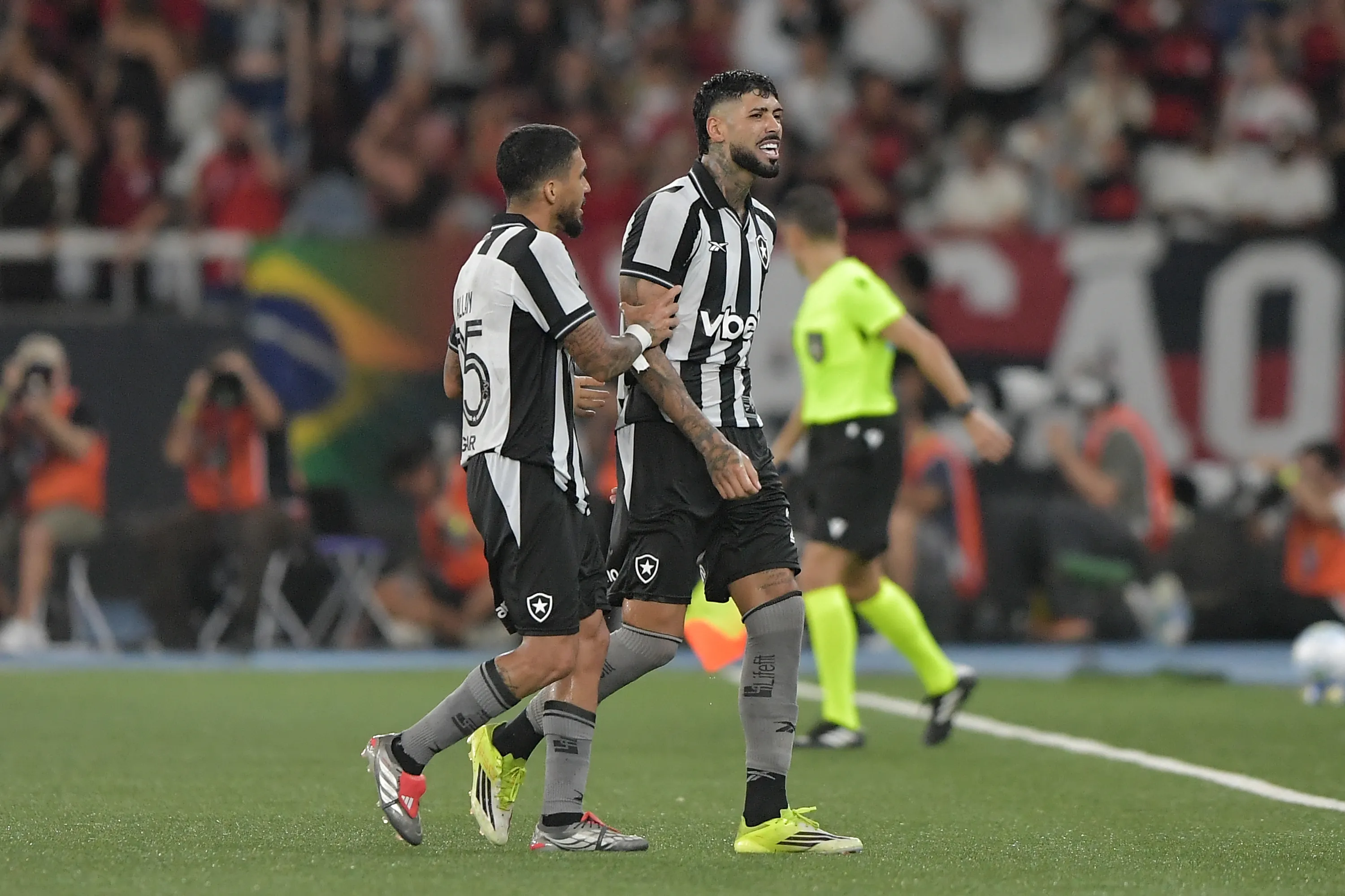 Barboza jogador do Botafogo recebe cartao vermelho do arbitro durante partida contra o Flamengo no estadio Engenhao pelo campeonato Brasileiro A 2026. Foto: Thiago Ribeiro/AGIF