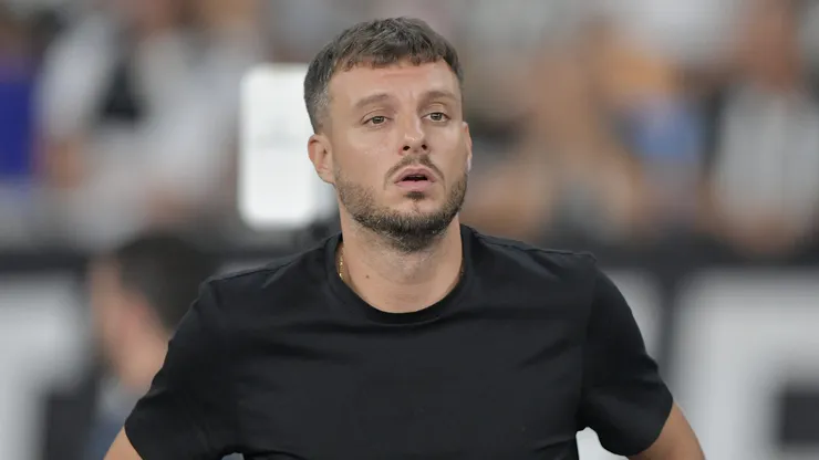 Martin Anselmi tecnico do Botafogo durante partida contra o Flamengo no estadio Engenhao pelo campeonato Brasileiro A 2026. Foto: Thiago Ribeiro/AGIF