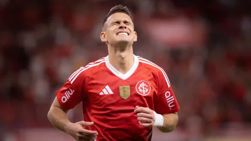 Rafael Borre jogador do Internacional lamenta durante partida contra o [EQUIPE 2] no estadio Beira-Rio pelo campeonato Gaucho 2026. Foto: Maxi Franzoi/AGIF
